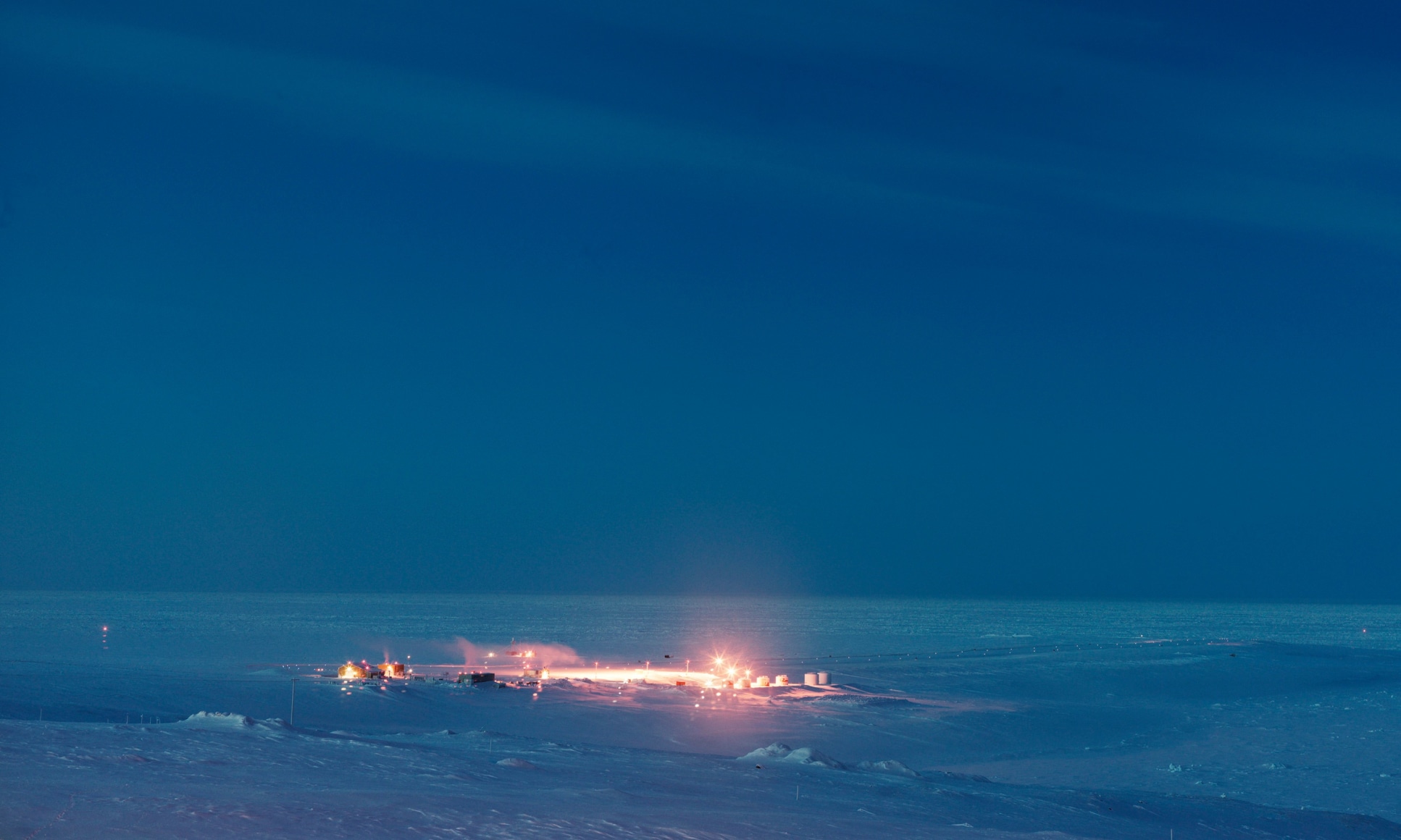 THOMAS KNEUBÜHLER | TWILIGHT | DAYS IN NIGHT | ÉPREUVE CHROMOGÈNE | 39 X 65 POUCES | 2015