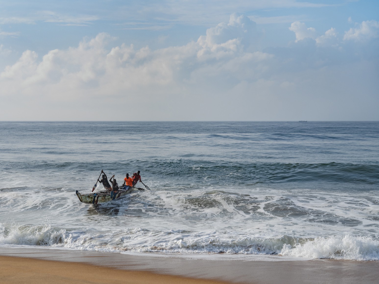 Lucas Foglia, Boat Returning to Shore, C&ocirc;te d&#039;Ivoire, 2022
