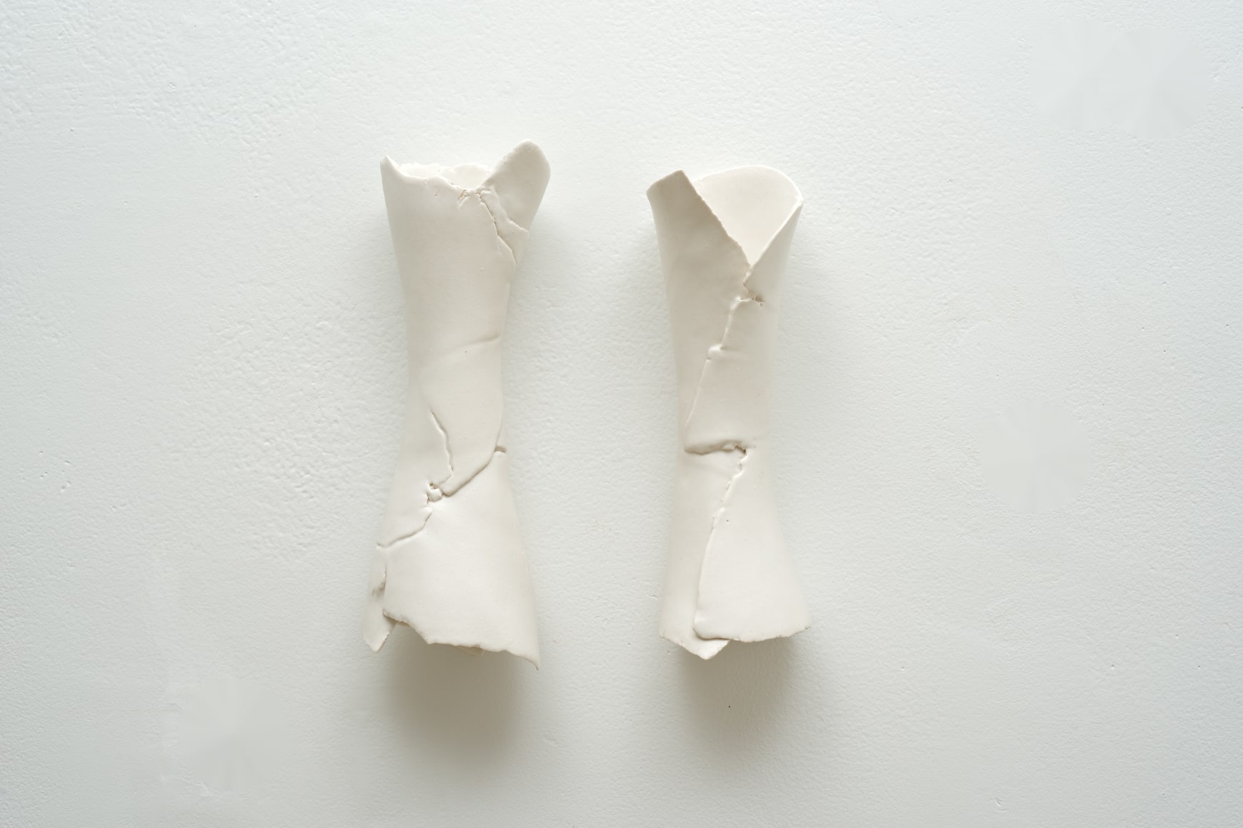 SIDONIE VILLERE Surrounded Series (White)