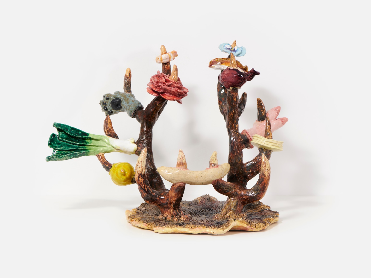 Dominika Bednarsky  Männerstrauß : Bote der Gefühle, 2022  Glazed ceramic  43 x 57 x 35 cm | 17 x 22 1/2 x 14 in