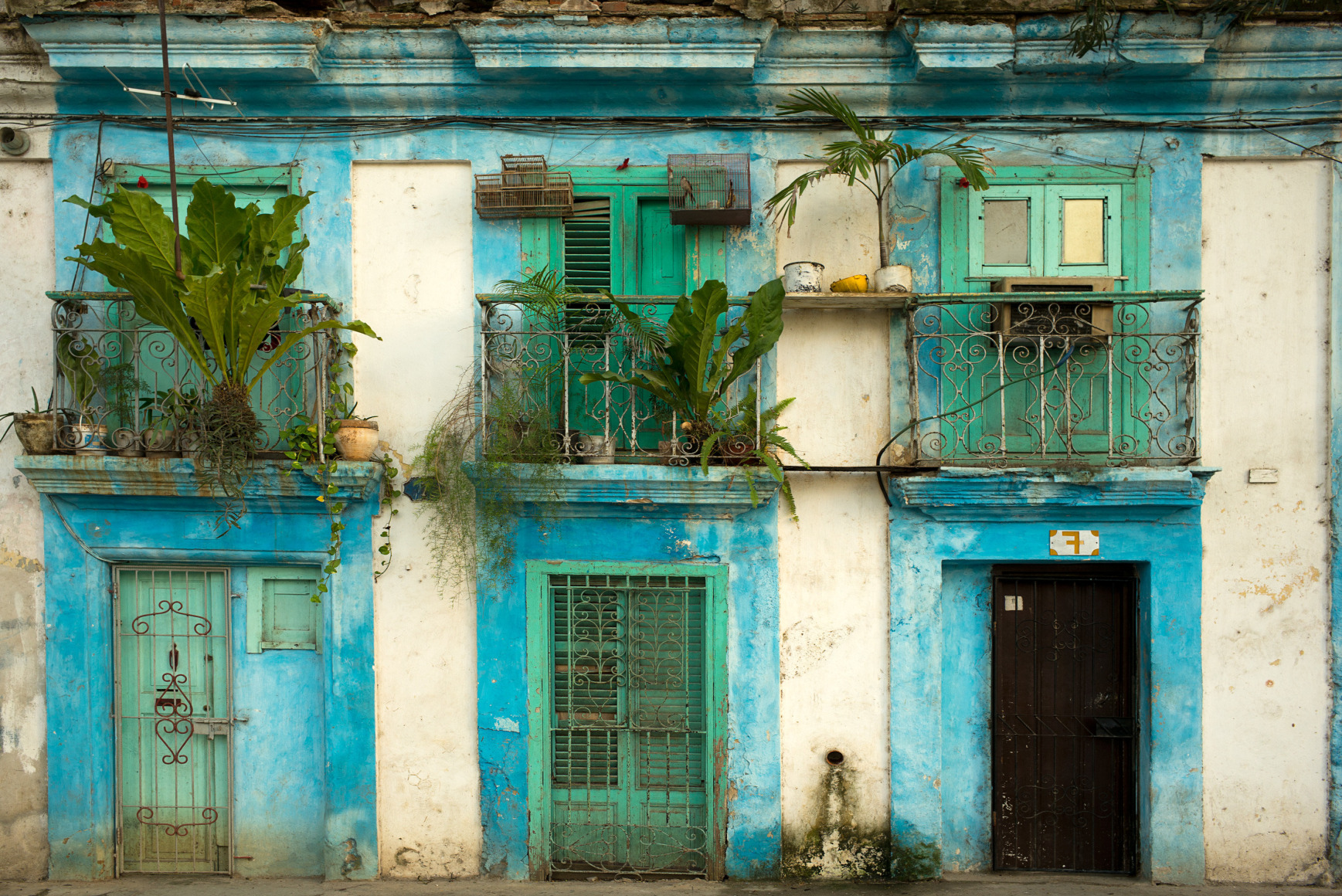 Magdalena Sol&eacute;, Cuba - Hasta Siempre (Cuba Forever), Facade with Blue, Havana, 2013, Sous Les Etoiles Gallery