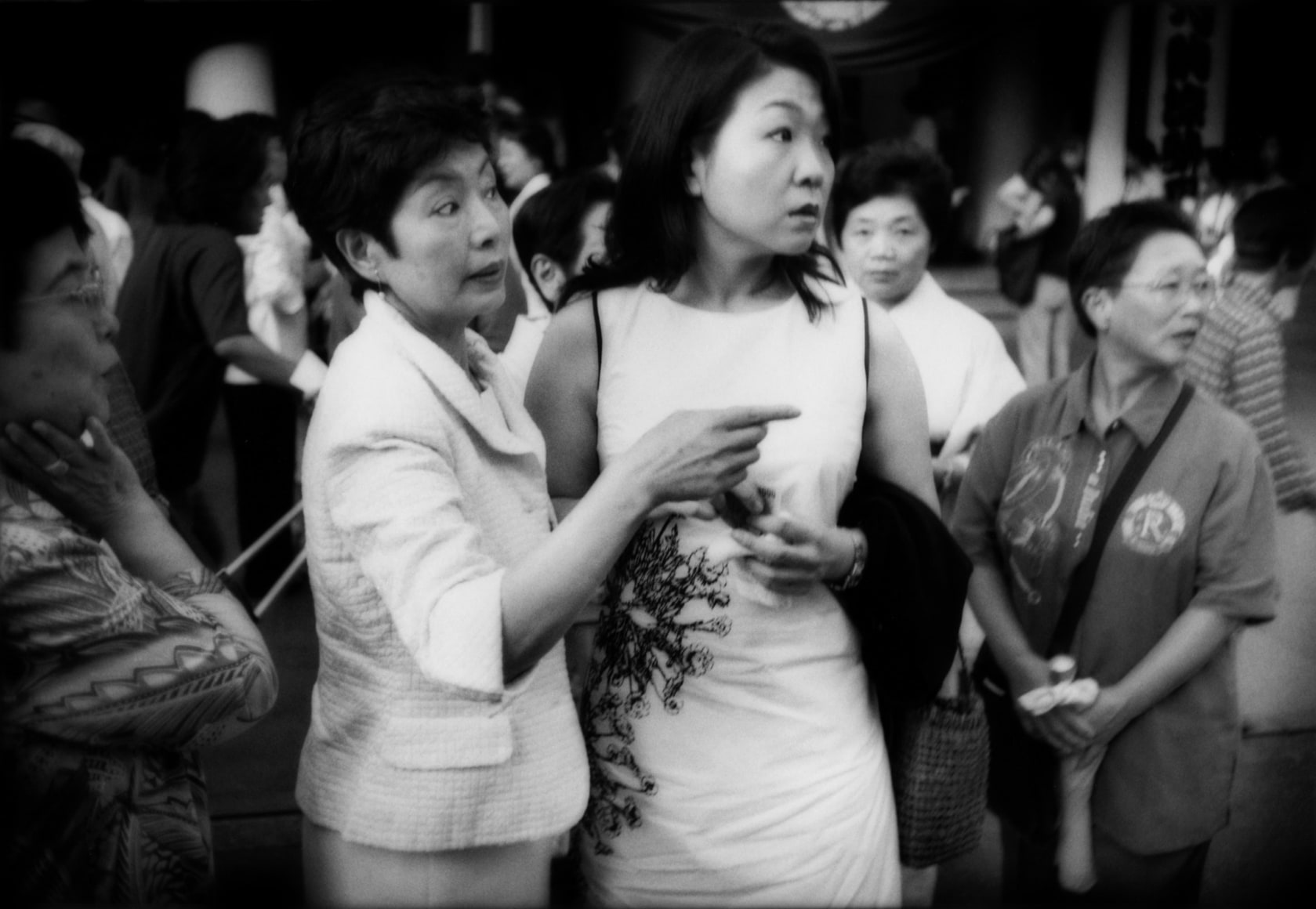 James Whitlow Delano, Mangaland, Spotting a celebrity outside Kabuki-za Theatre, Ginza, Tokyo, Japan, 2004, Sous Les Etoiles Gallery