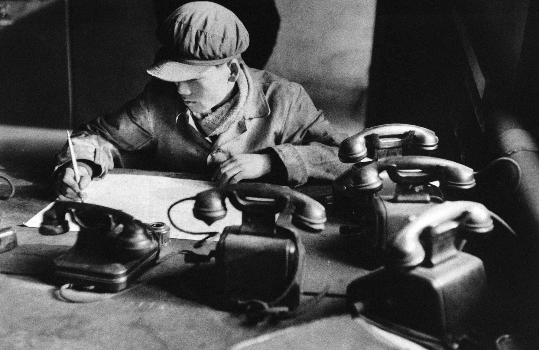Marc Riboud, China, 1957, workers at lunch, Towards Orient, Asia, Magnum, Sous Les Etoiles Gallery, black and white, social documentary