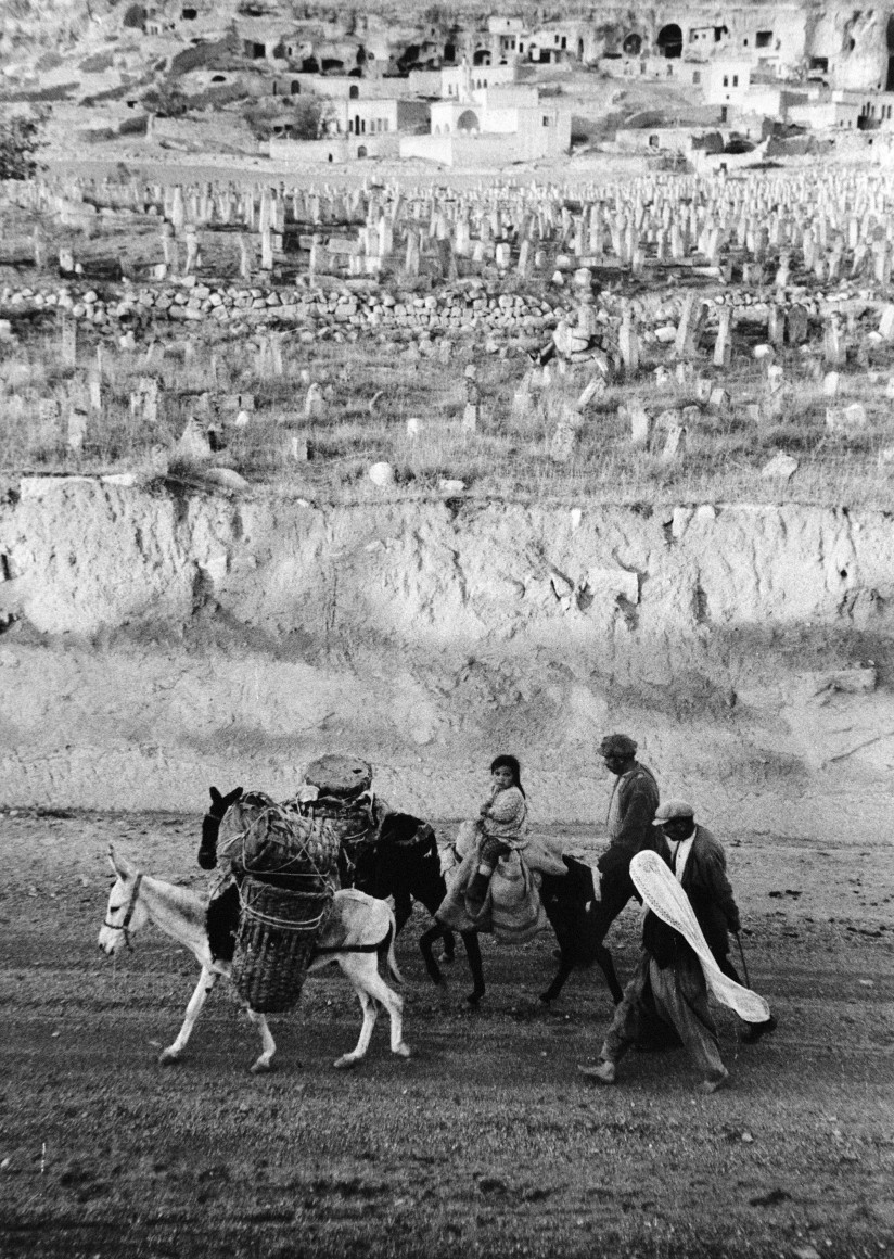 Marc Riboud, China, 1957, workers at lunch, Towards Orient, Asia, Magnum, Sous Les Etoiles Gallery, black and white, social documentary