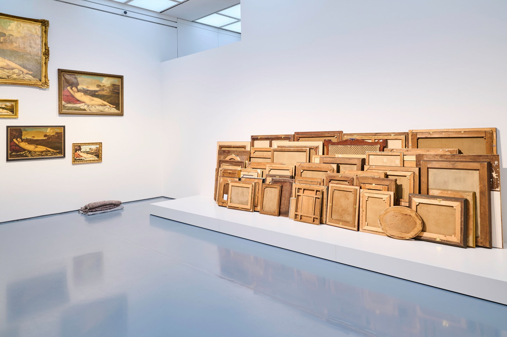 Installation view „Hans-Peter Feldmann. Art Exhibition“, Kunstpalast, Düsseldorf, 2025, © VG Bild-Kunst, Bonn 2025, Foto / Photo: Maris Prieditis