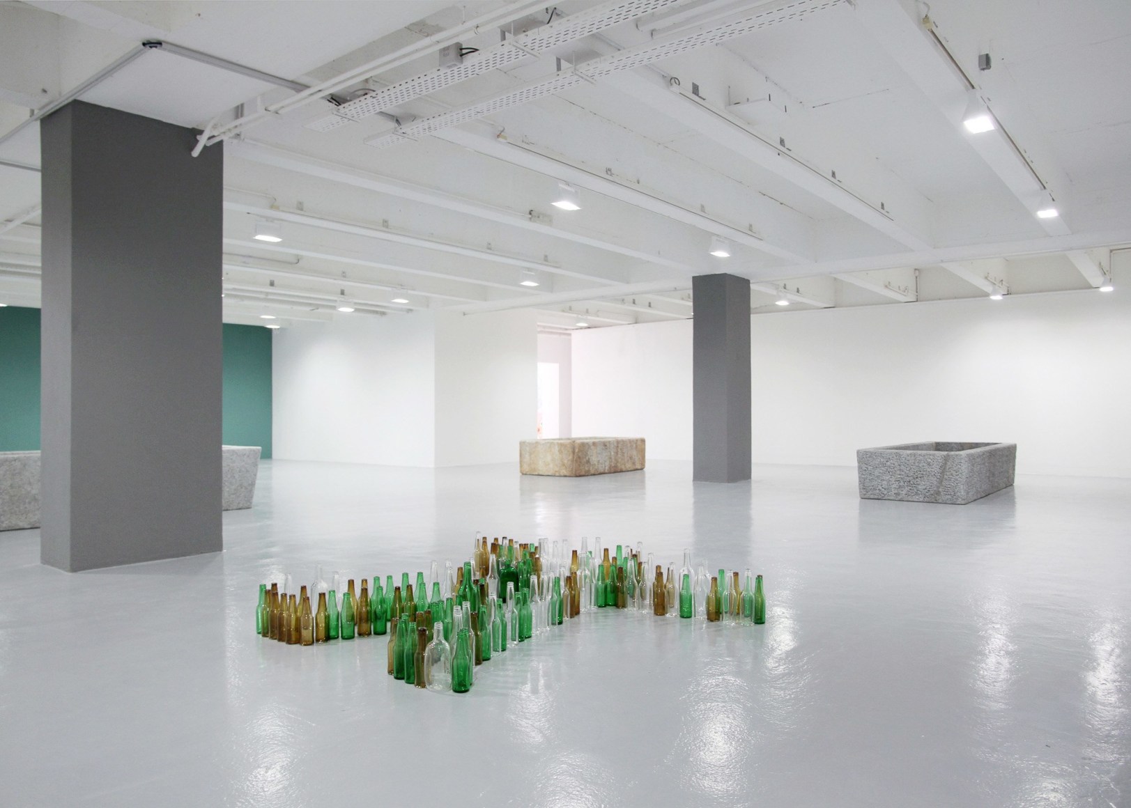 Installation view: Valentin Carron | Gioia e Polvere, in partnership with le Musée des Beaux-arts de Rennes, Galerie Art & Essai, Université Rennes 2, 2018