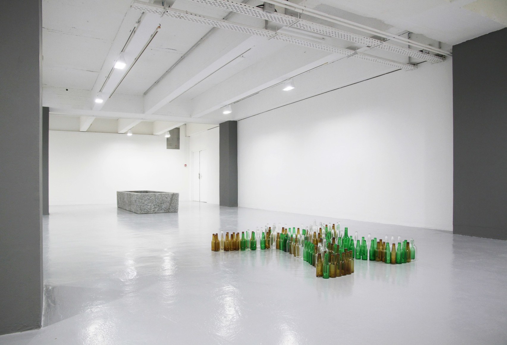 Installation view: Valentin Carron | Gioia e Polvere, in partnership with le Musée des Beaux-arts de Rennes, Galerie Art & Essai, Université Rennes 2, 2018