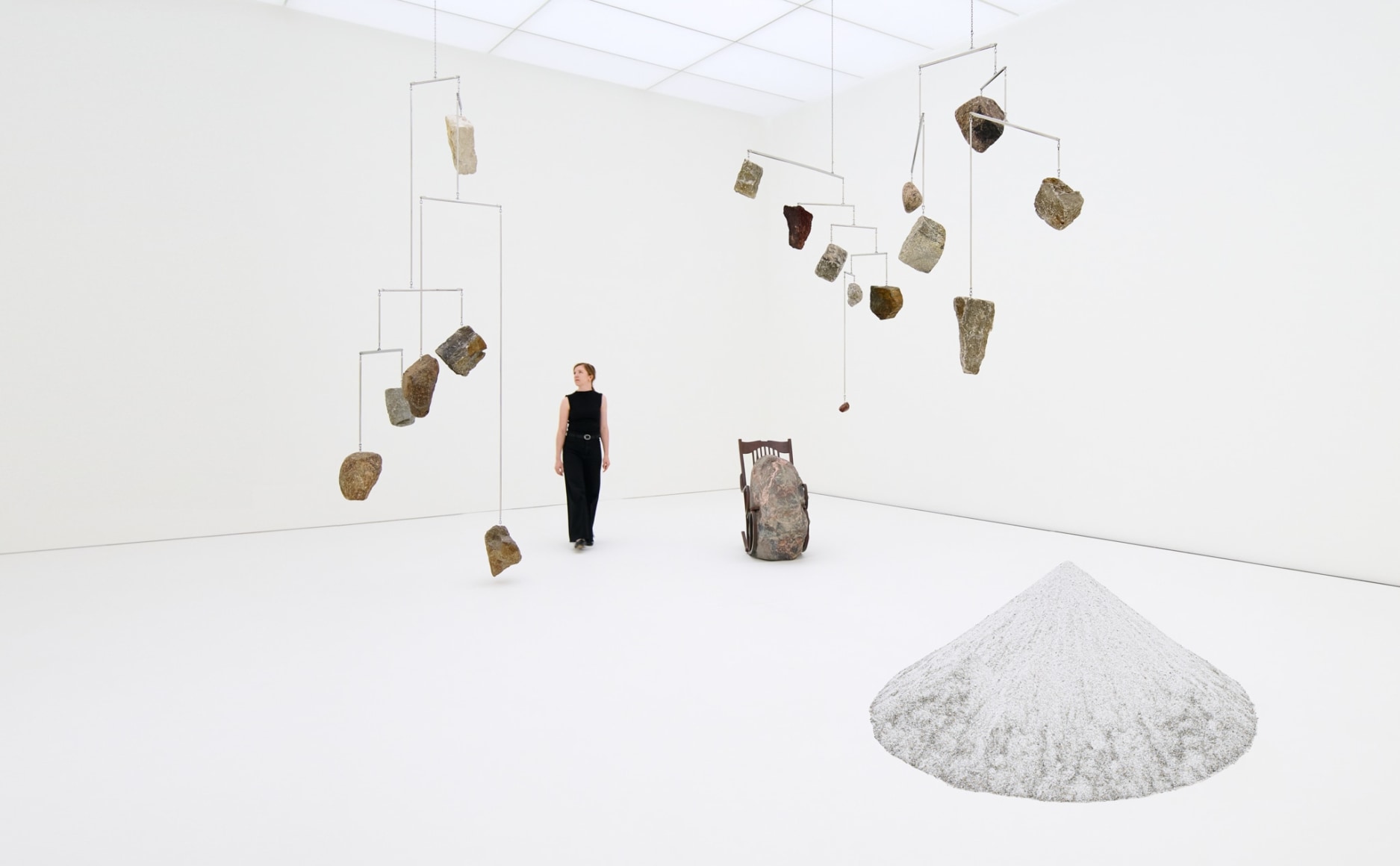 Installation view: Alicja Kwade, Die Notwendigkeit der Dinge (The Necessity of Things), museum Voorlinden, Wassenaar. Photo: Antoine van Kaam