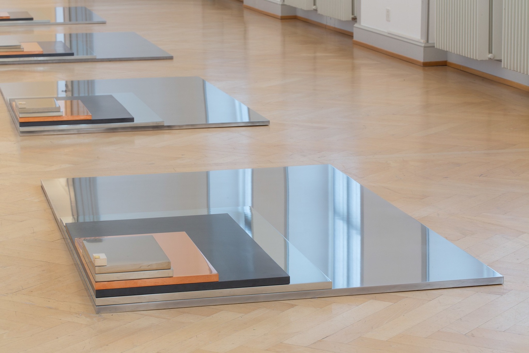 Alicja Kwade Installation view: Warten Auf Gegenwart