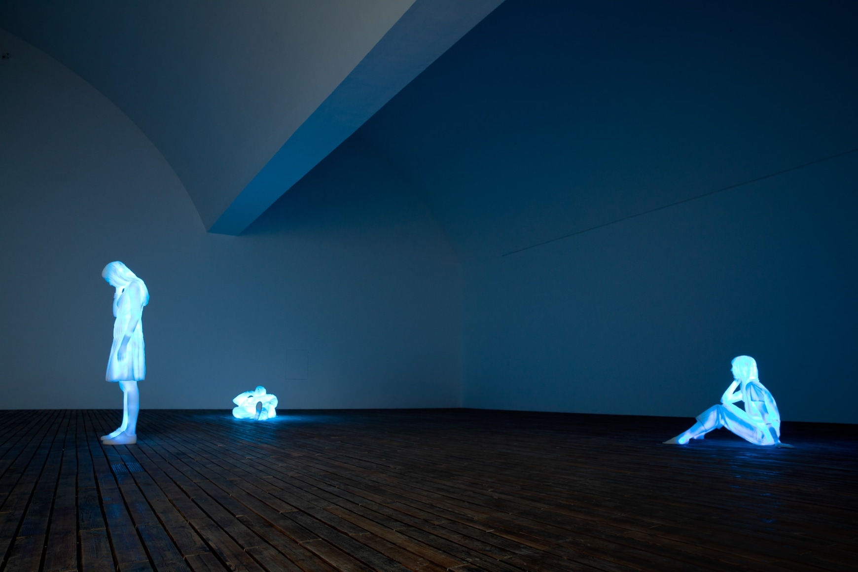 Installation view: Doug Aitken, 3 Modern Figures (don't forget to breathe), Faurschou Foundation Beijing, China, 2019, Photo: Conner MacPhee