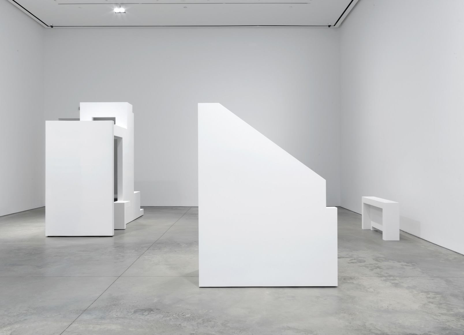 Jacob Kassay, Installation view: H-L, 303 Gallery, 2016