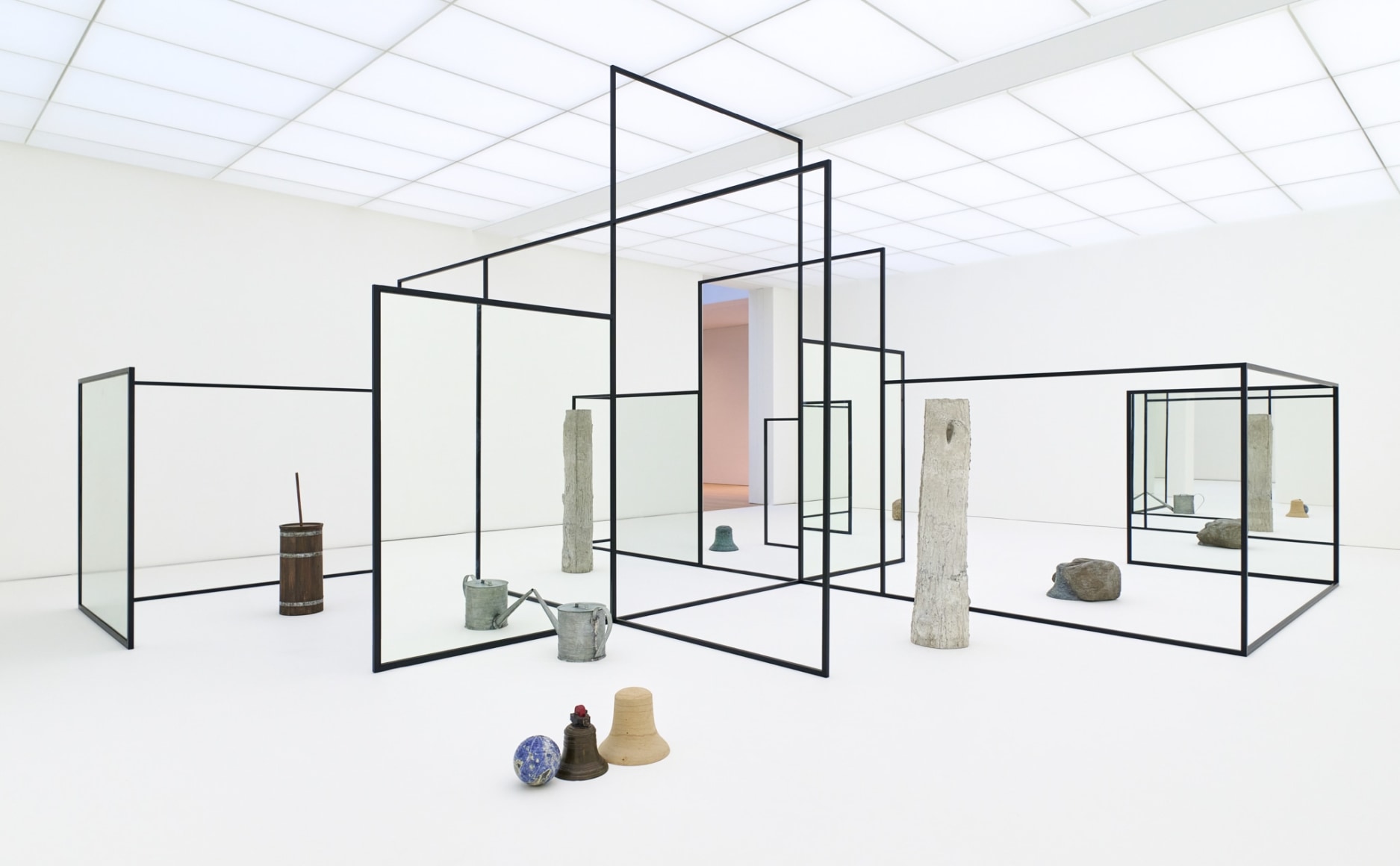 Installation view: Alicja Kwade, Die Notwendigkeit der Dinge (The Necessity of Things), museum Voorlinden, Wassenaar. Photo: Antoine van Kaam