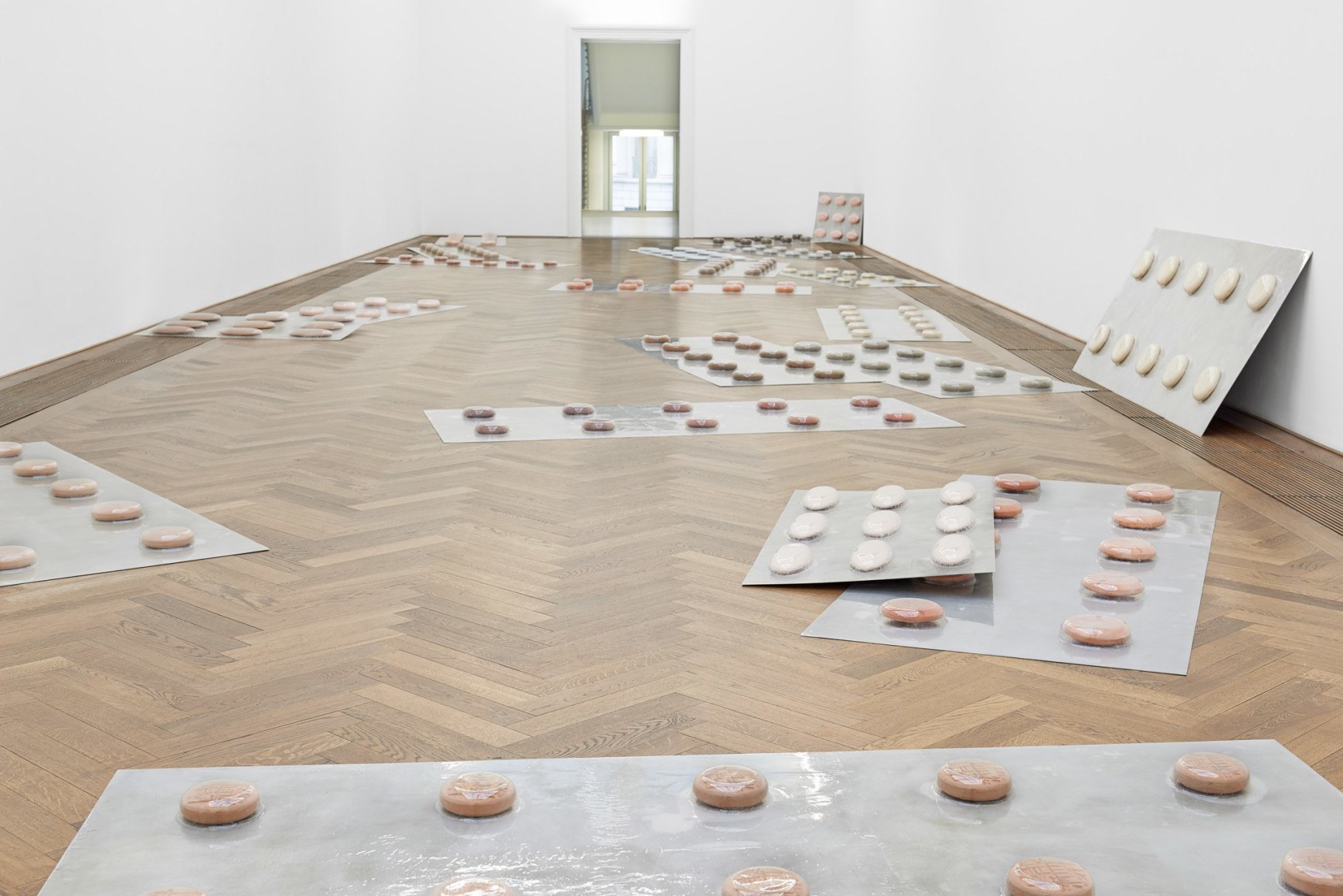 Marina Pinsky, Installation view: Dyed Channel, Kunsthalle Basel, 2016