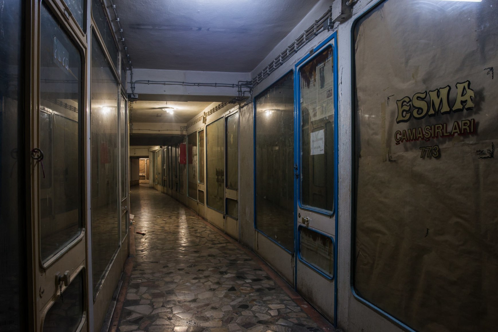 Mike Nelson, PROJEKTÖR (Gürün Han), 2019, commissioned and presented by Protocinema, Istanbul with support Henry Moore Foundation; Alserkal Arts Foundation; Galleria Franco Noero.