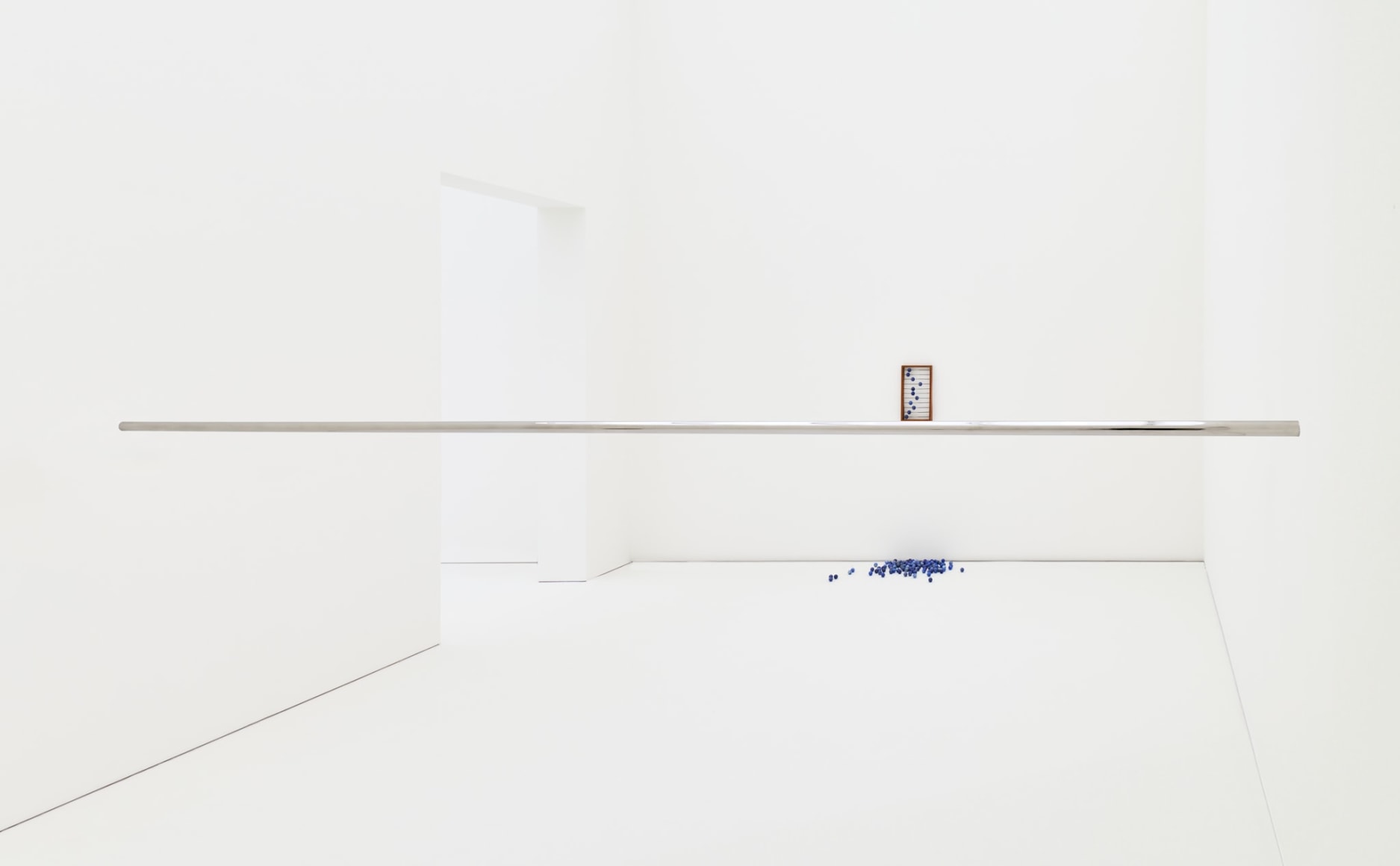 Installation view: Alicja Kwade, Die Notwendigkeit der Dinge (The Necessity of Things), museum Voorlinden, Wassenaar. Photo: Antoine van Kaam