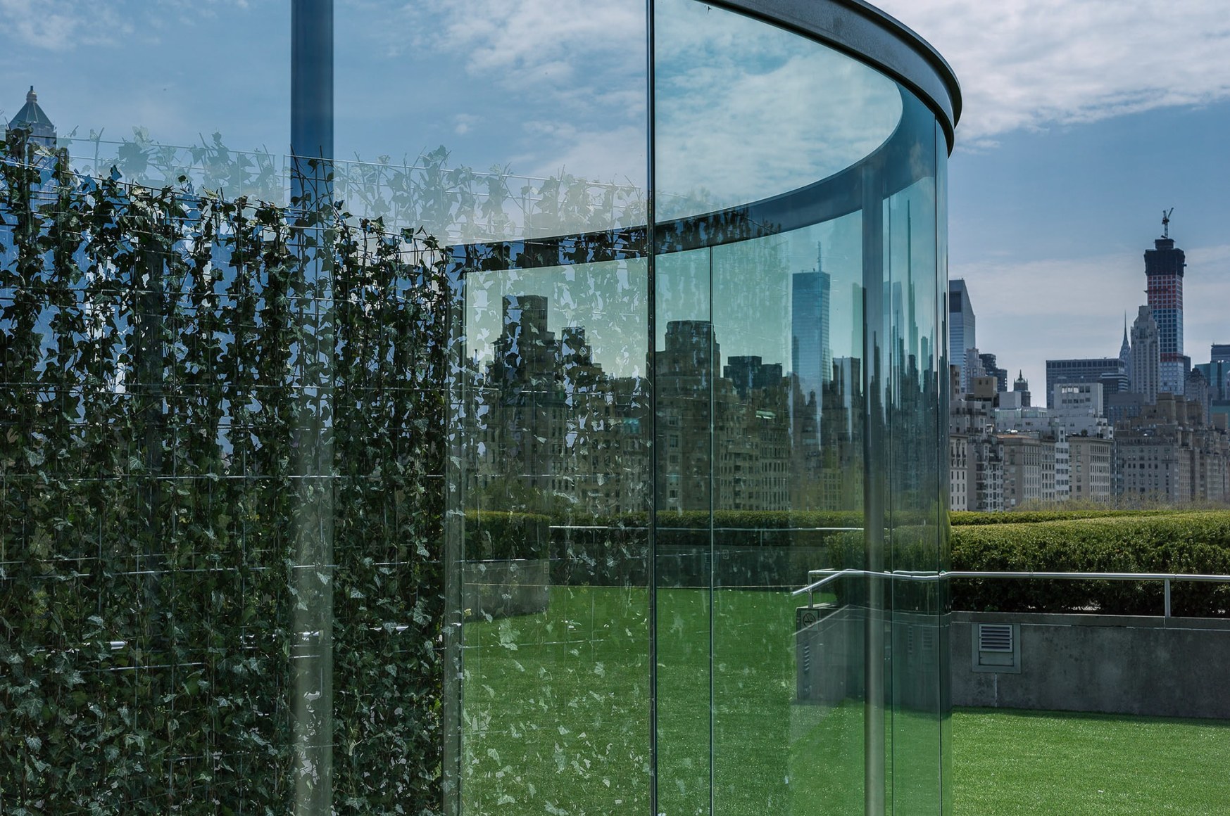 Dan Graham with Günther Vogt, Hedge Two-Way Mirror Walkabout, 2014