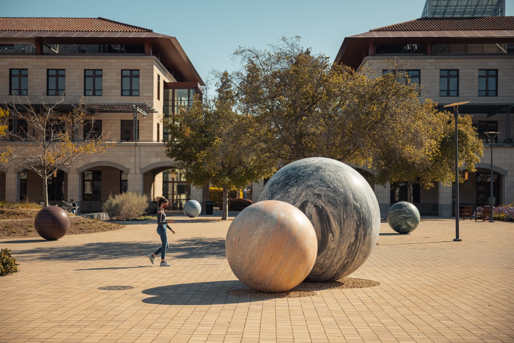 Installation view, Alicja Kwade, Pars pro Toto, Stanford University: Stanford, CA, 2021.