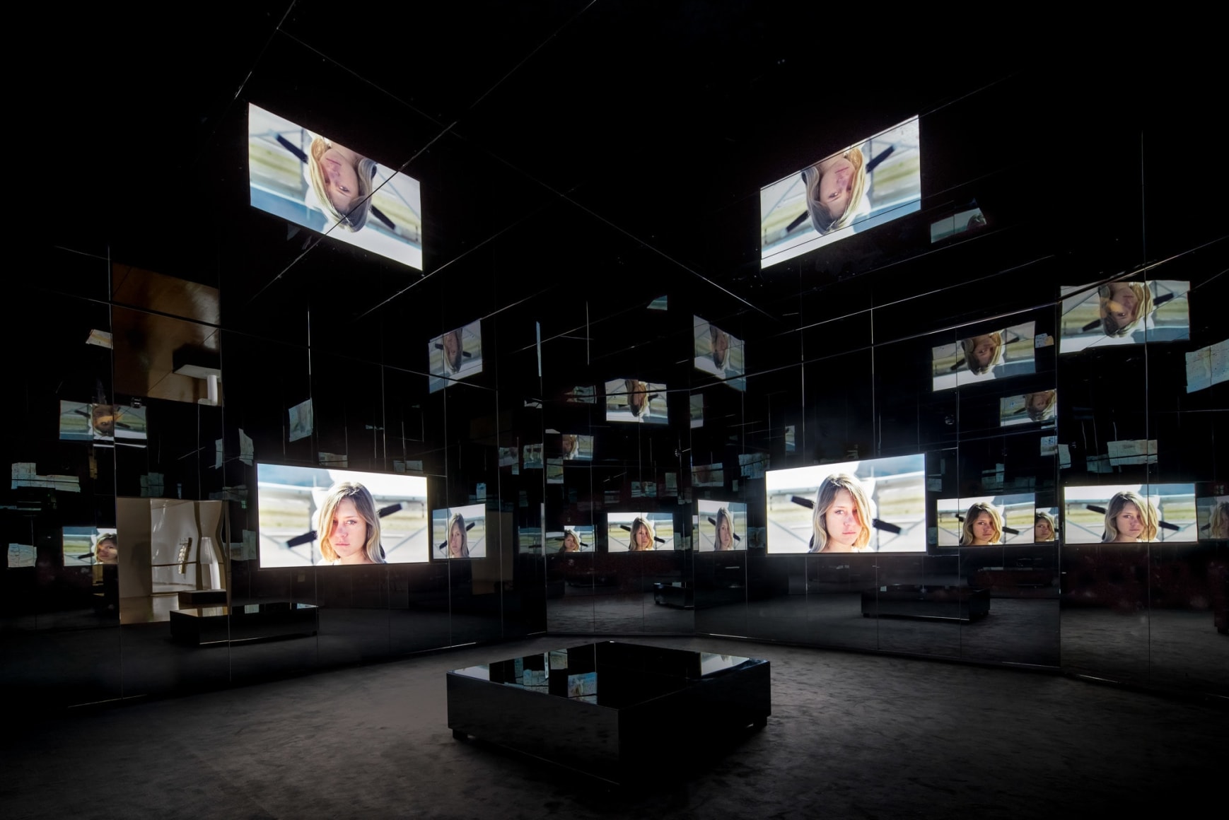 Doug Aitken, Black Mirror, 2011, Installation view: Schirn Kunsthalle Frankfurt, 2015