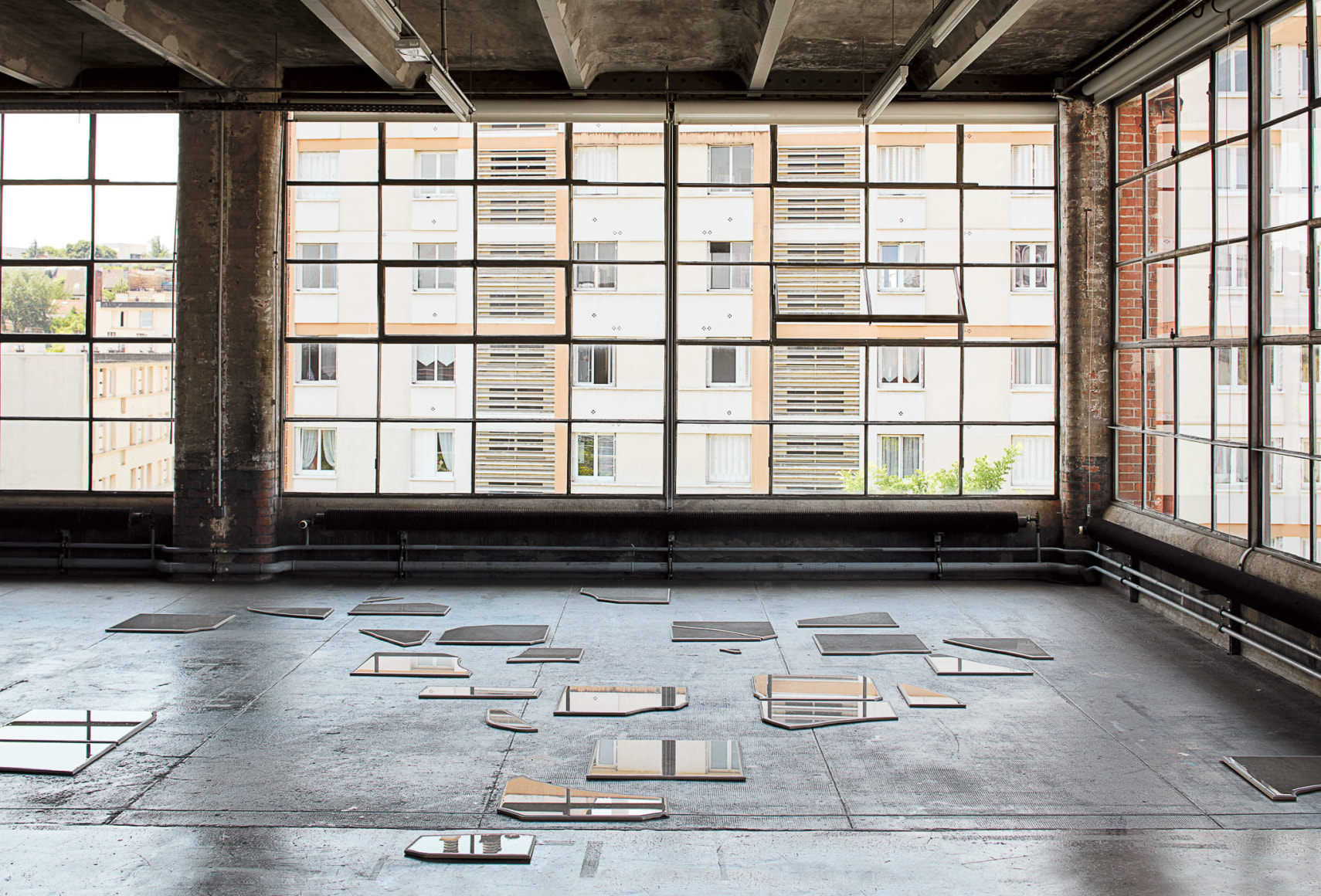 Nina Canell, Installation view: Dolphin Dandelion, Le Crédac, Paris Ivry-sur-Seine, 2017