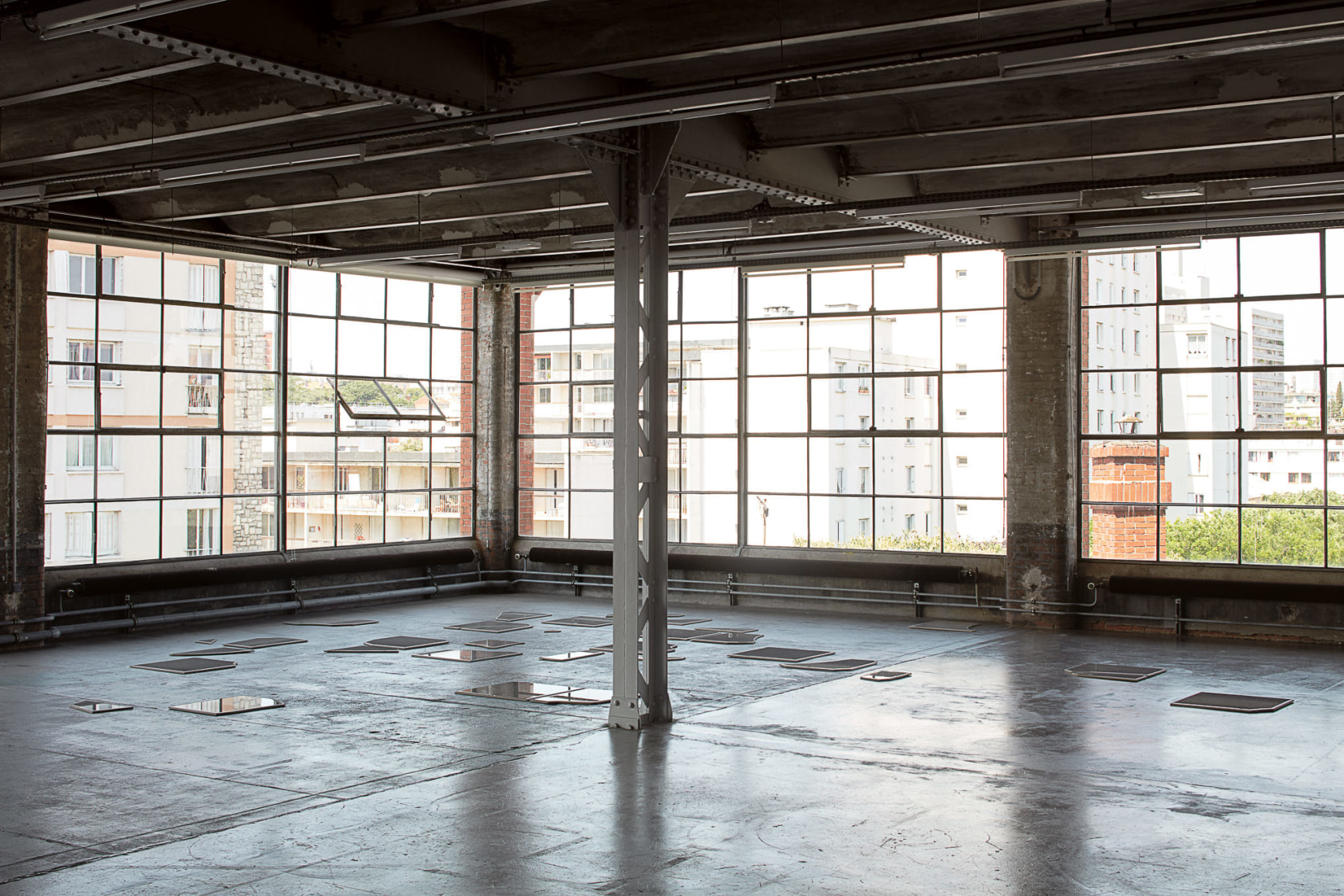 Nina Canell, Installation view: Dolphin Dandelion, Le Crédac, Paris Ivry-sur-Seine, 2017