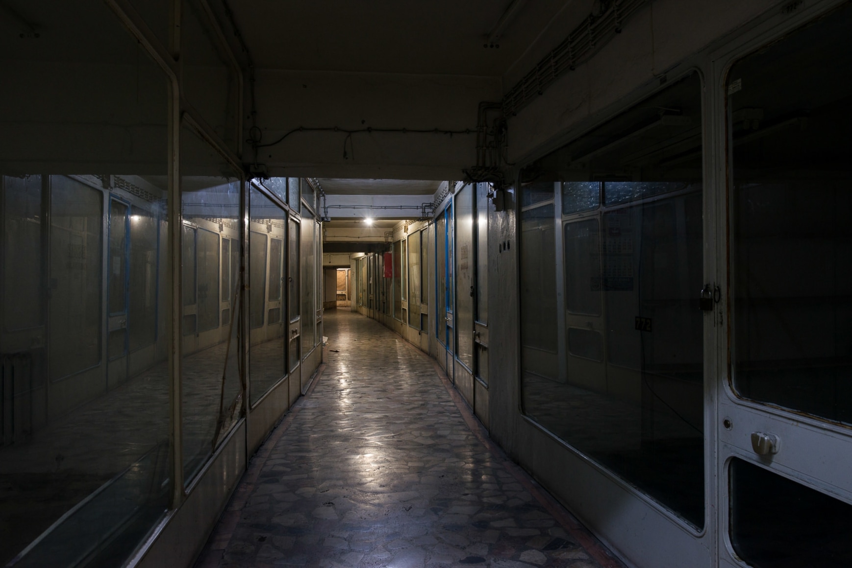 Mike Nelson, PROJEKTÖR (Gürün Han), 2019, commissioned and presented by Protocinema, Istanbul with support Henry Moore Foundation; Alserkal Arts Foundation; Galleria Franco Noero.