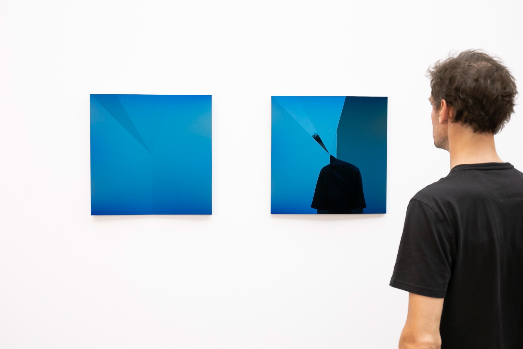 Jeppe Hein, FOLDED REFLECTIONS II (light blue)