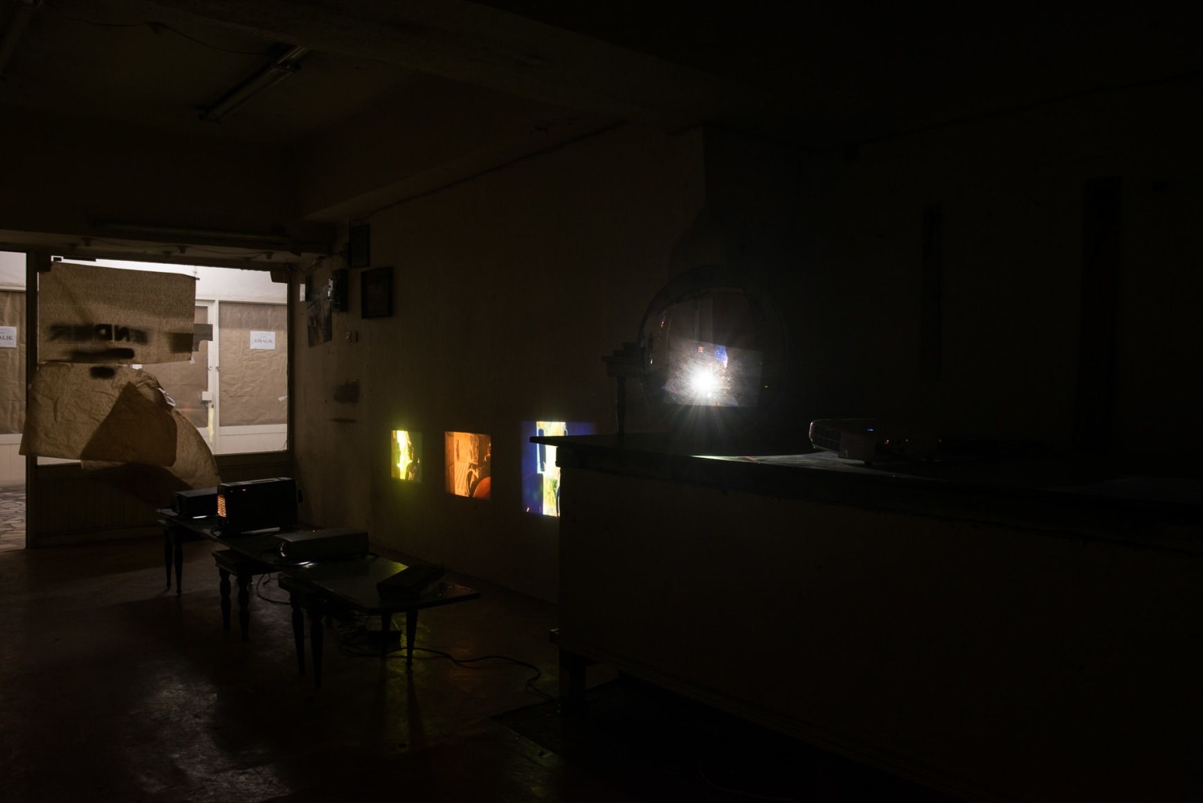 Mike Nelson, PROJEKTÖR (Gürün Han), 2019, commissioned and presented by Protocinema, Istanbul with support Henry Moore Foundation; Alserkal Arts Foundation; Galleria Franco Noero.