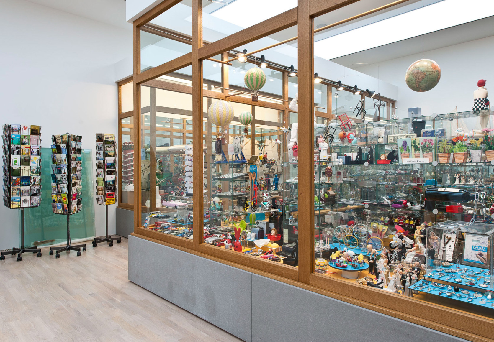 Hans-Peter Feldmann, Installation view: Laden 1975-2015, Lenbachhaus, Munich, 2015