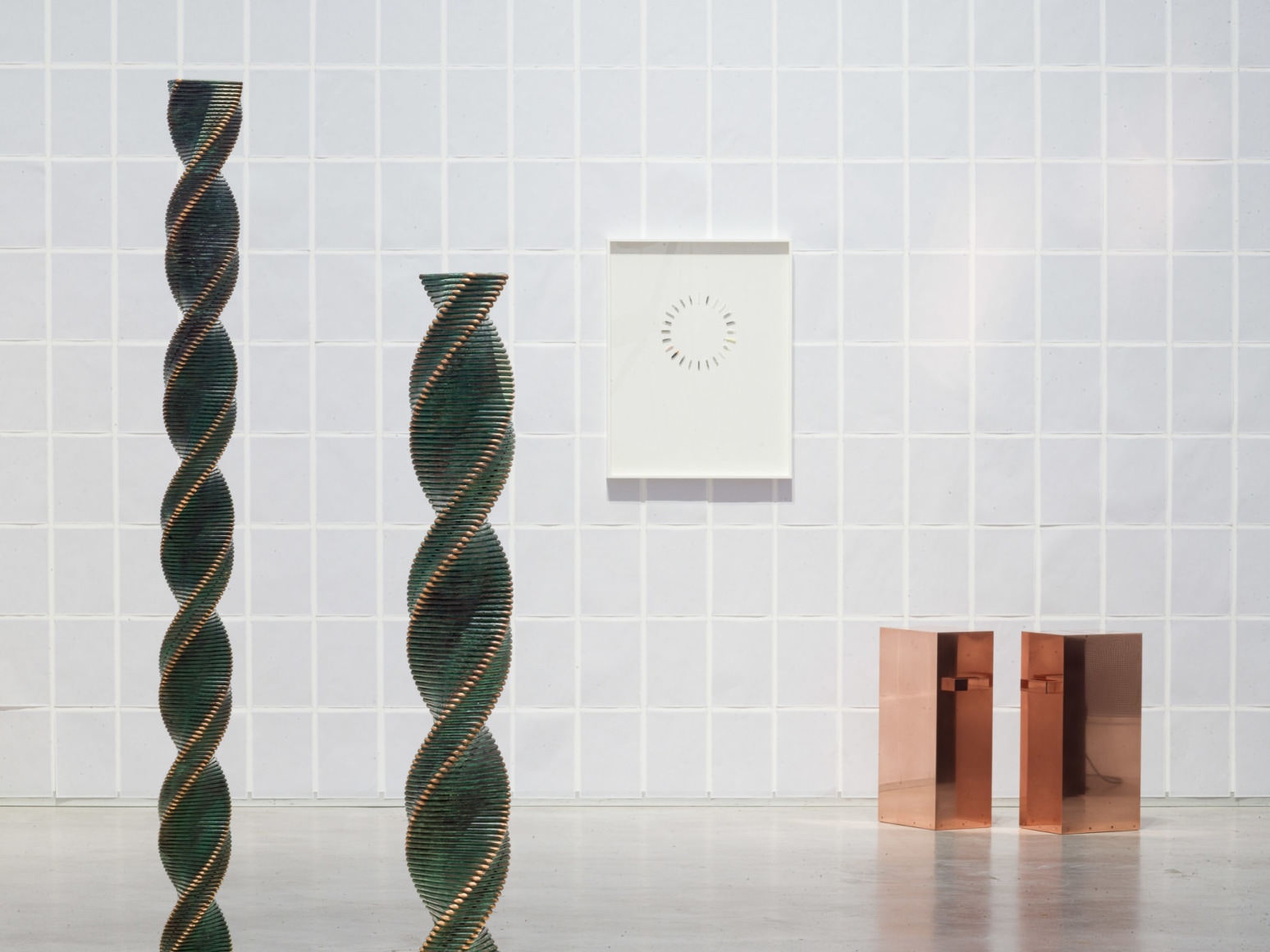 Ausstellungsansicht, Alicja Kwade. In Abwesenheit (In Absence), Foto: © Roman März