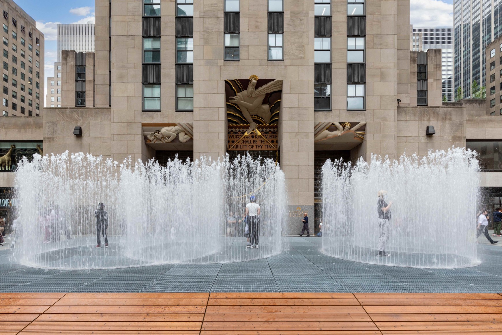 Installation view: Jeppe Hein,&nbsp;Changing Spaces&nbsp;at Rockefeller Center, June 21 &ndash; October 14, 2022 &copy; Studio Jeppe Hein, Courtesy the artist; Rockefeller Center; 303 Gallery, New York; and K&Ouml;NIG GALERIE, Berlin. Photos by Anna Morgowicz.