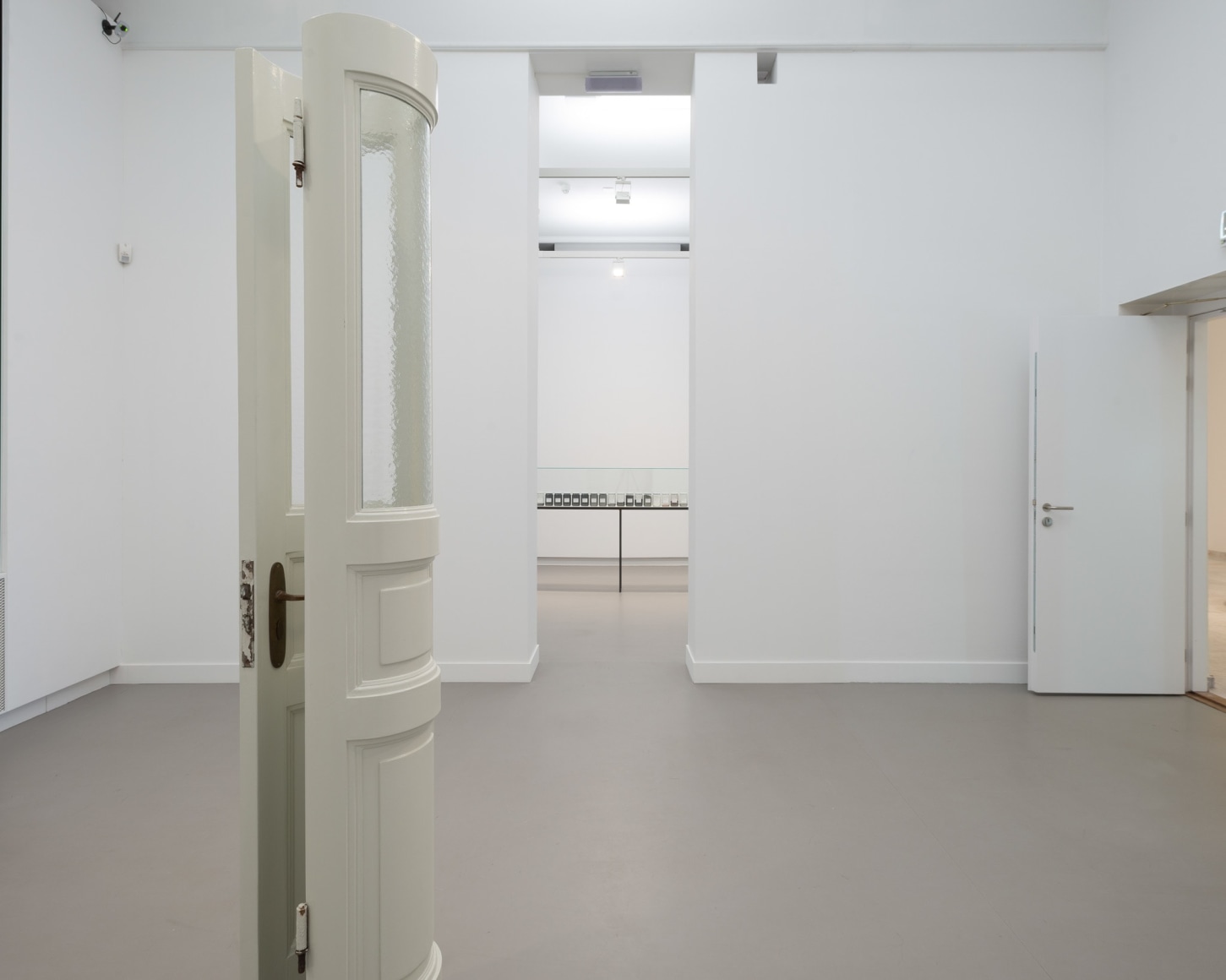 Alicja Kwade, Eadem Mutata Resurgo, 2013