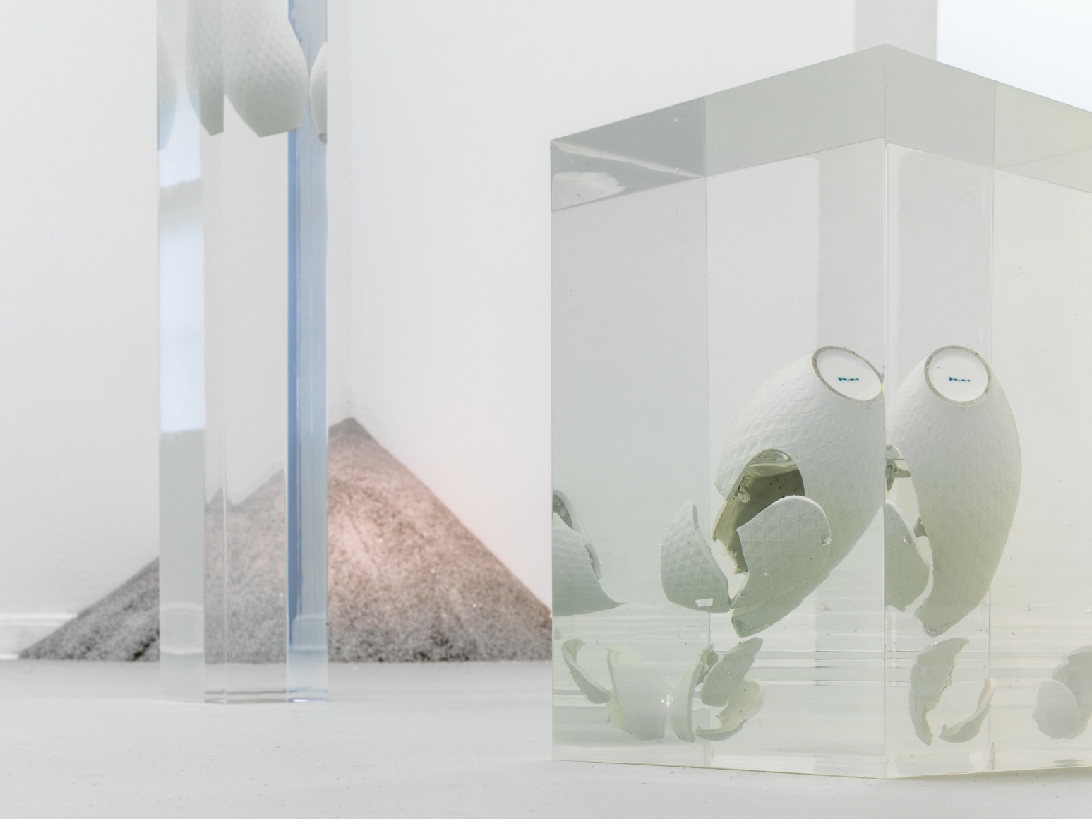 Alicja Kwade, Installation view: Monologue from the 11th Floor Haus am Waldsee, Berlin, 2015