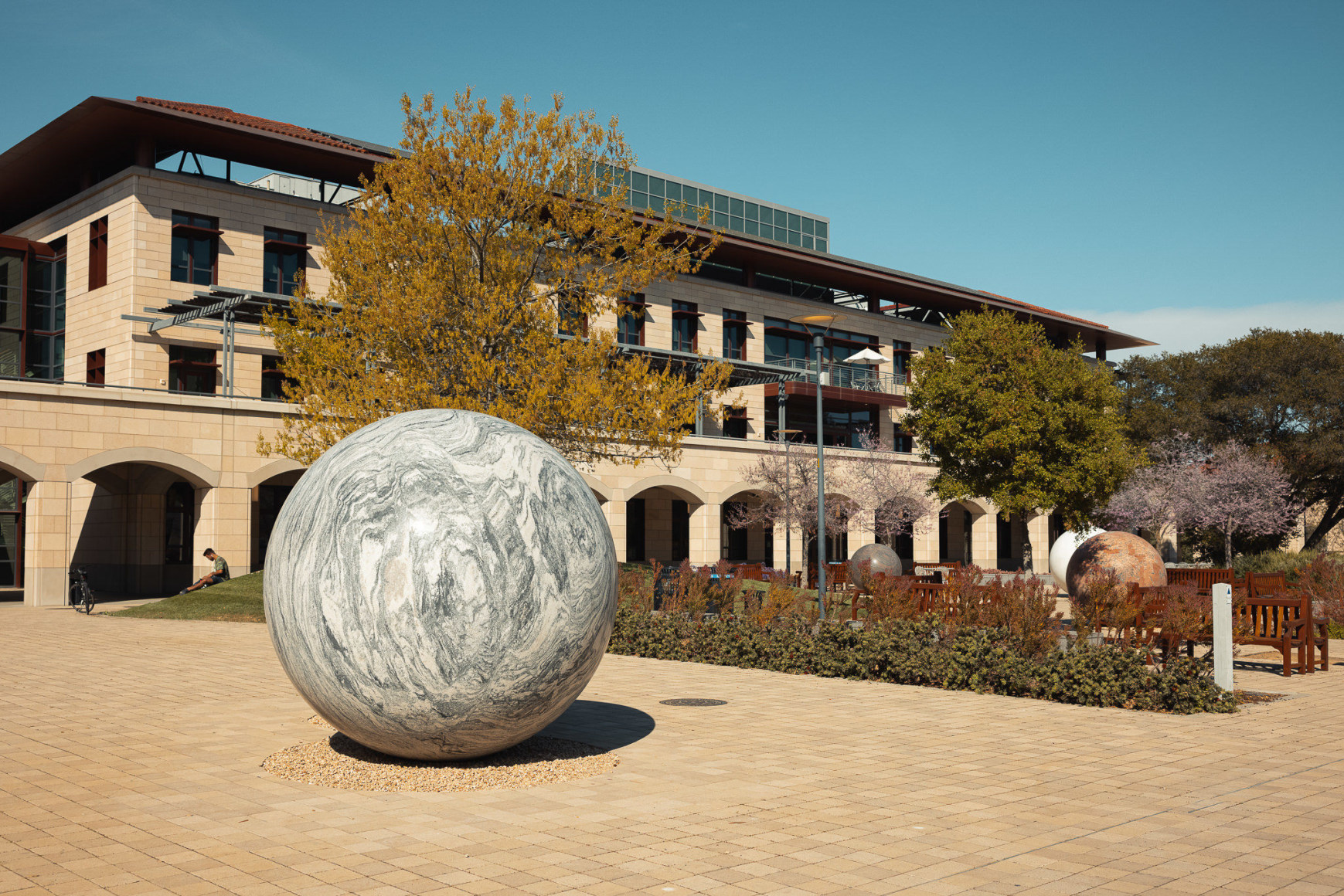 Installation view, Alicja Kwade, Pars pro Toto, Stanford University: Stanford, CA, 2021.