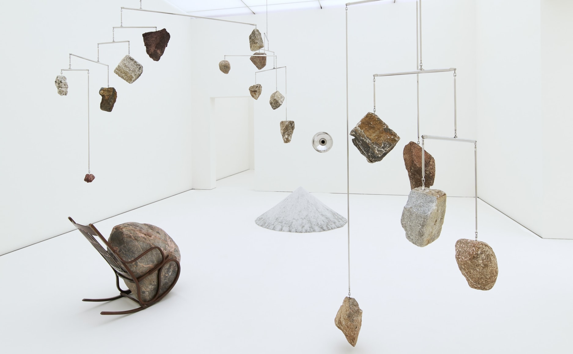 Installation view: Alicja Kwade, Die Notwendigkeit der Dinge (The Necessity of Things), museum Voorlinden, Wassenaar. Photo: Antoine van Kaam