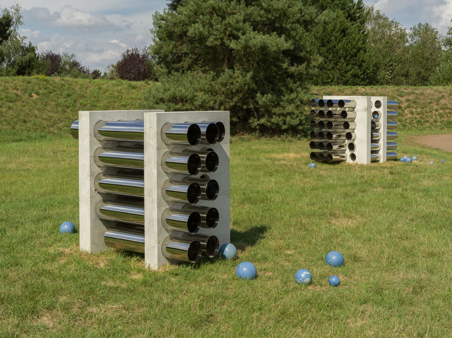 Alicja Kwade, Installation view: Kausalkonsequenz, Langen Foundation, Neuss, 2020