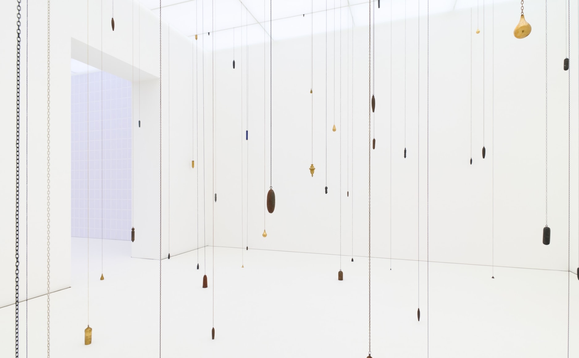 Installation view: Alicja Kwade, Die Notwendigkeit der Dinge (The Necessity of Things), 2024, museum Voorlinden, Wassenaar. Photo: Antoine van Kaam