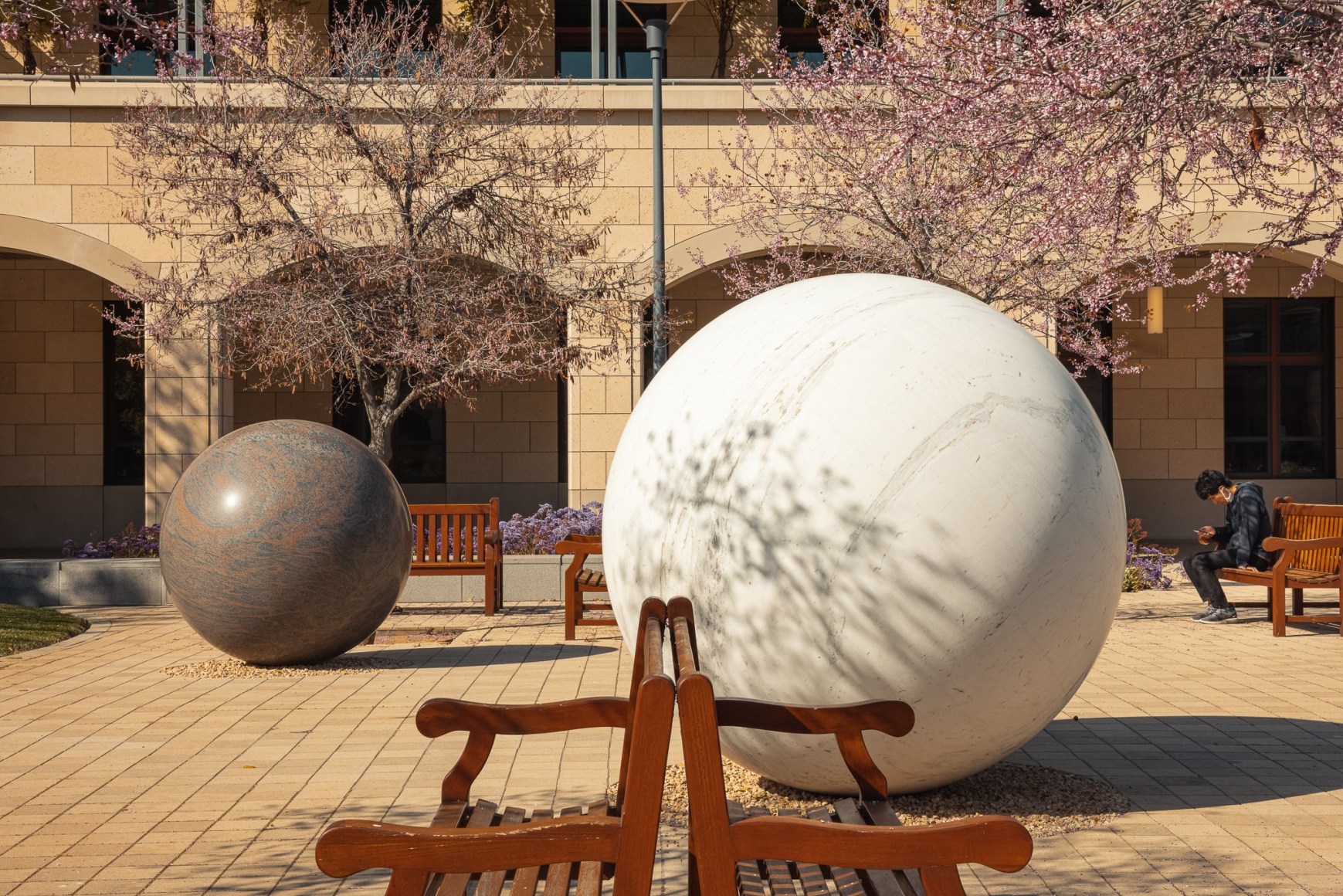Installation view, Alicja Kwade, Pars pro Toto, Stanford University: Stanford, CA, 2021.