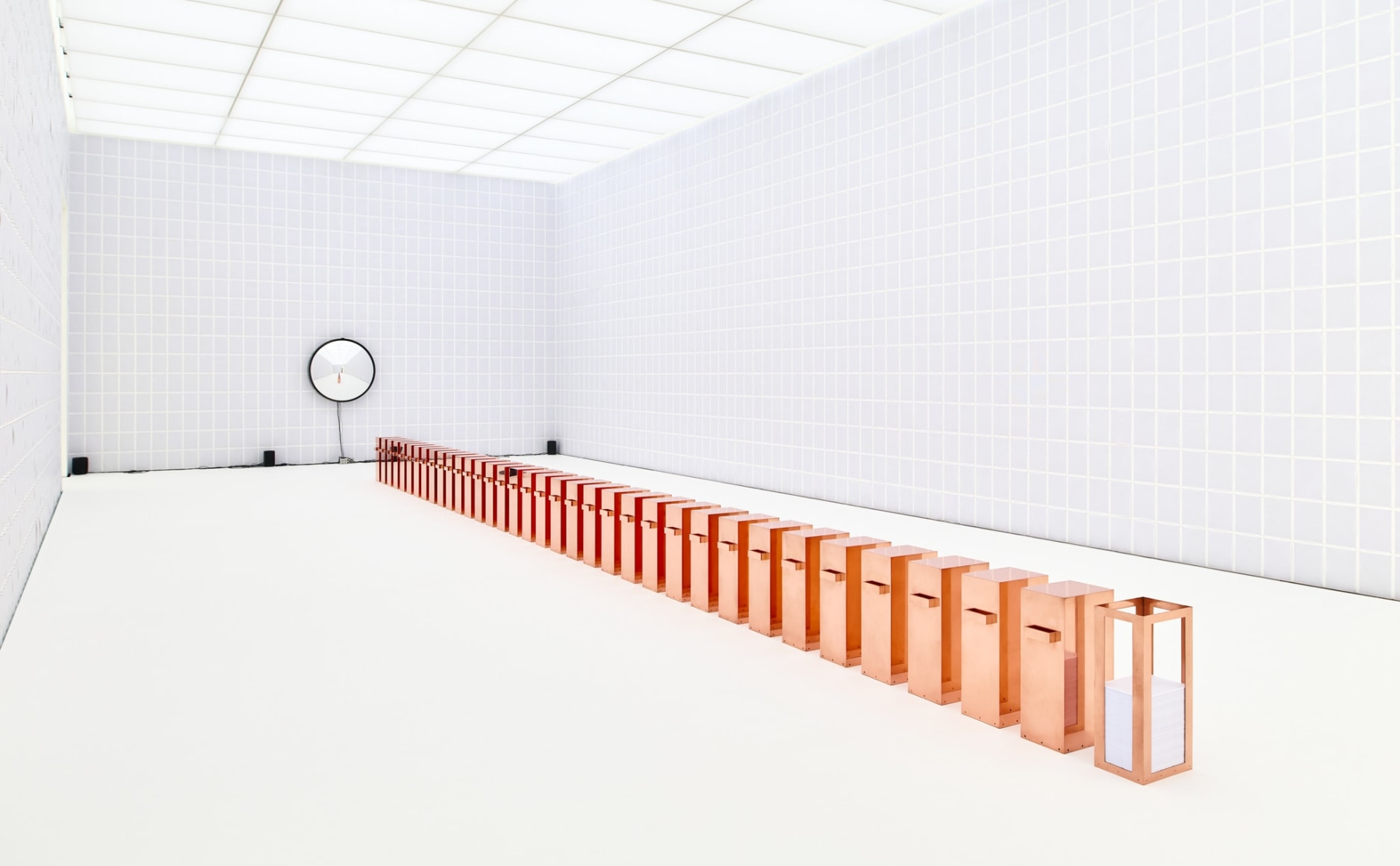 Installation view: Alicja Kwade, Die Notwendigkeit der Dinge (The Necessity of Things), museum Voorlinden, Wassenaar. Photo: Antoine van Kaam