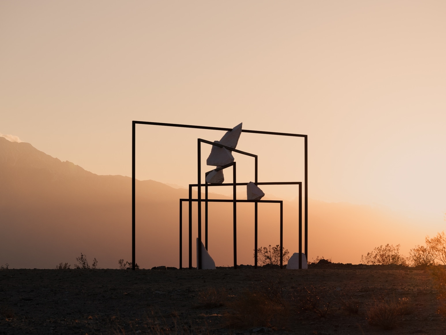 Alicja Kwade, ParaPivot (sempiternal clouds), 2021, Installation view: Desert X 2021