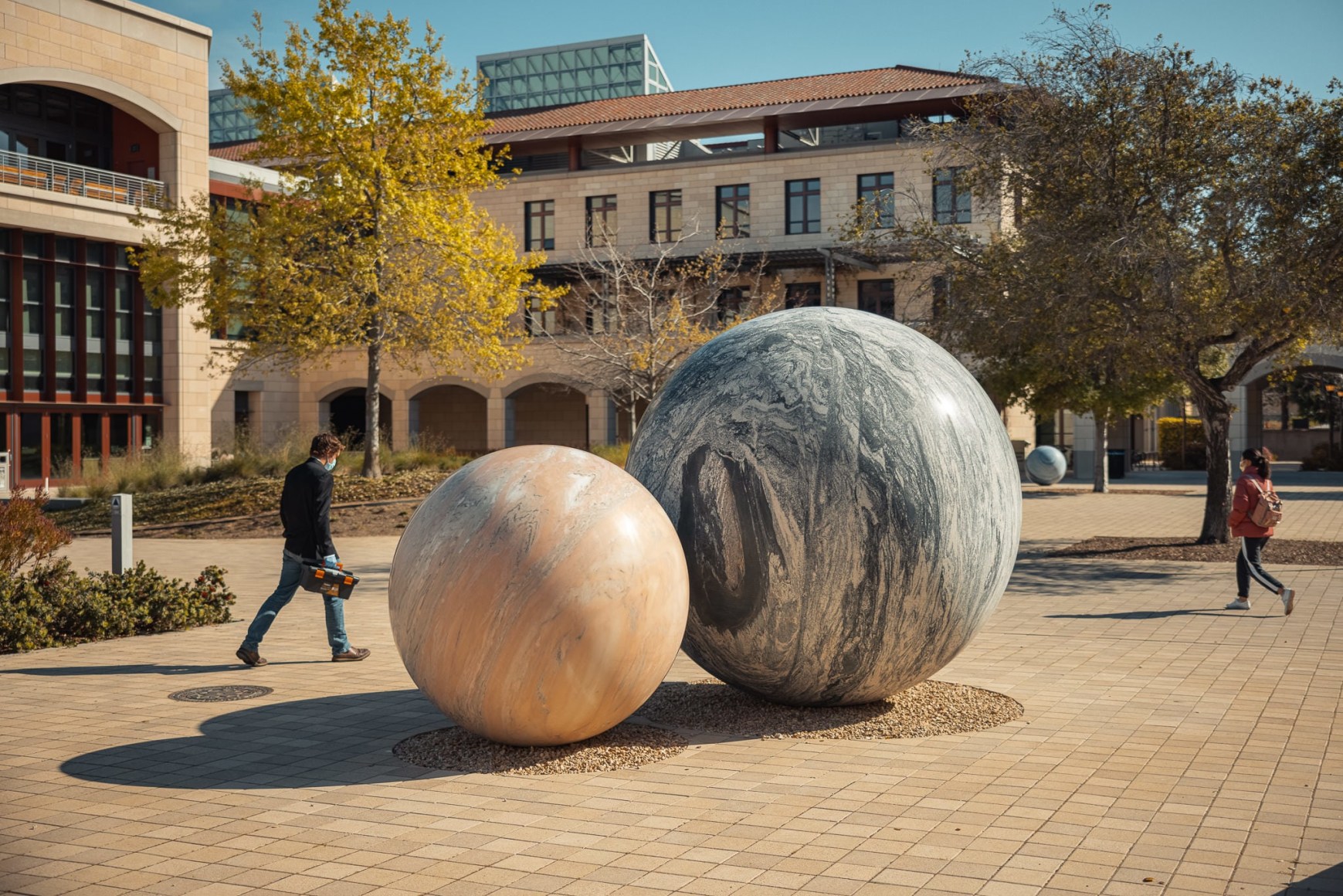 Installation view, Alicja Kwade, Pars pro Toto, Stanford University: Stanford, CA, 2021.