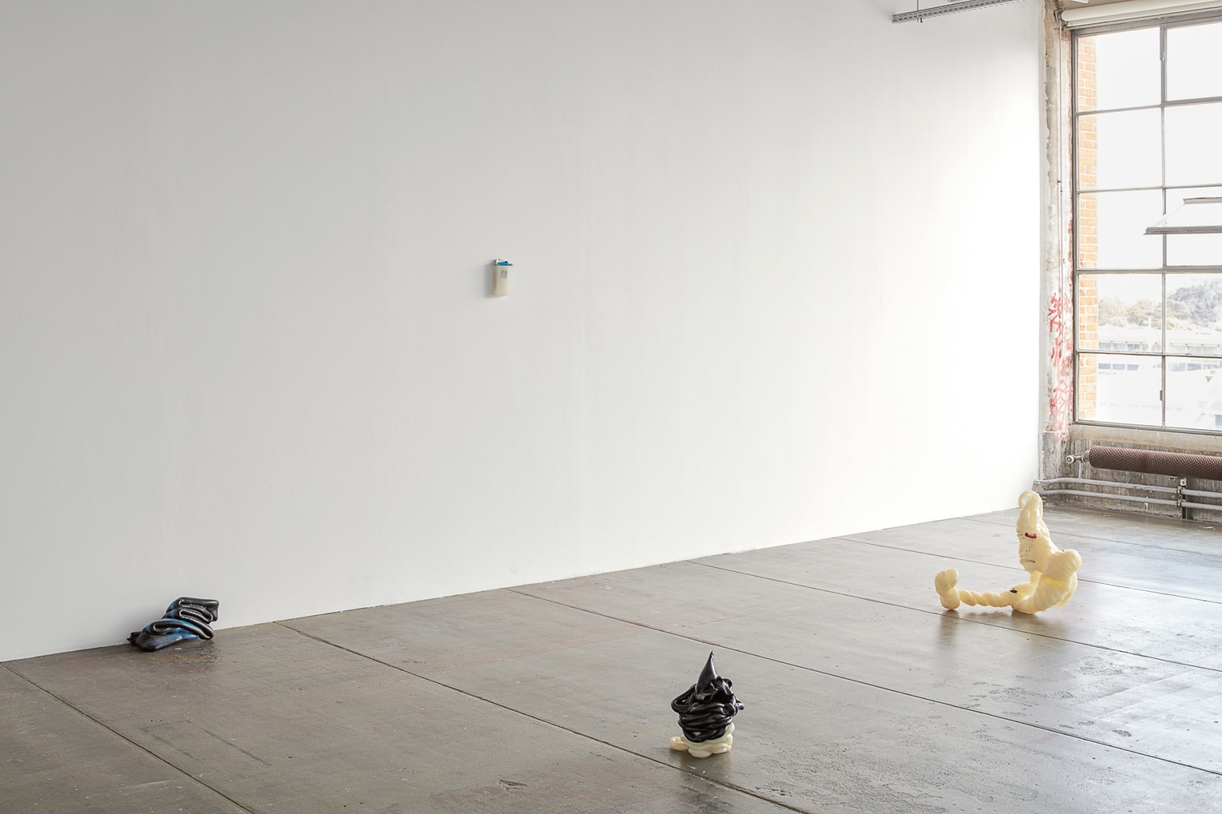 Nina Canell, Installation view: Dolphin Dandelion, Le Crédac, Paris Ivry-sur-Seine, 2017