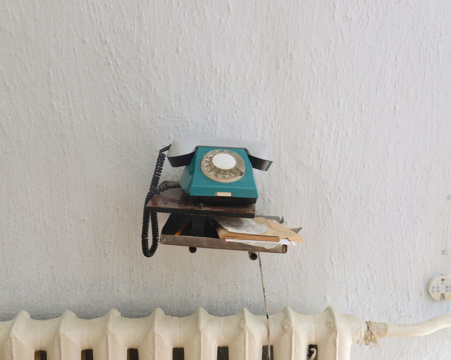 Stephen Shore, Home of Musya Vainshteyn, Nemirov, Ukraine, October 16, 2013