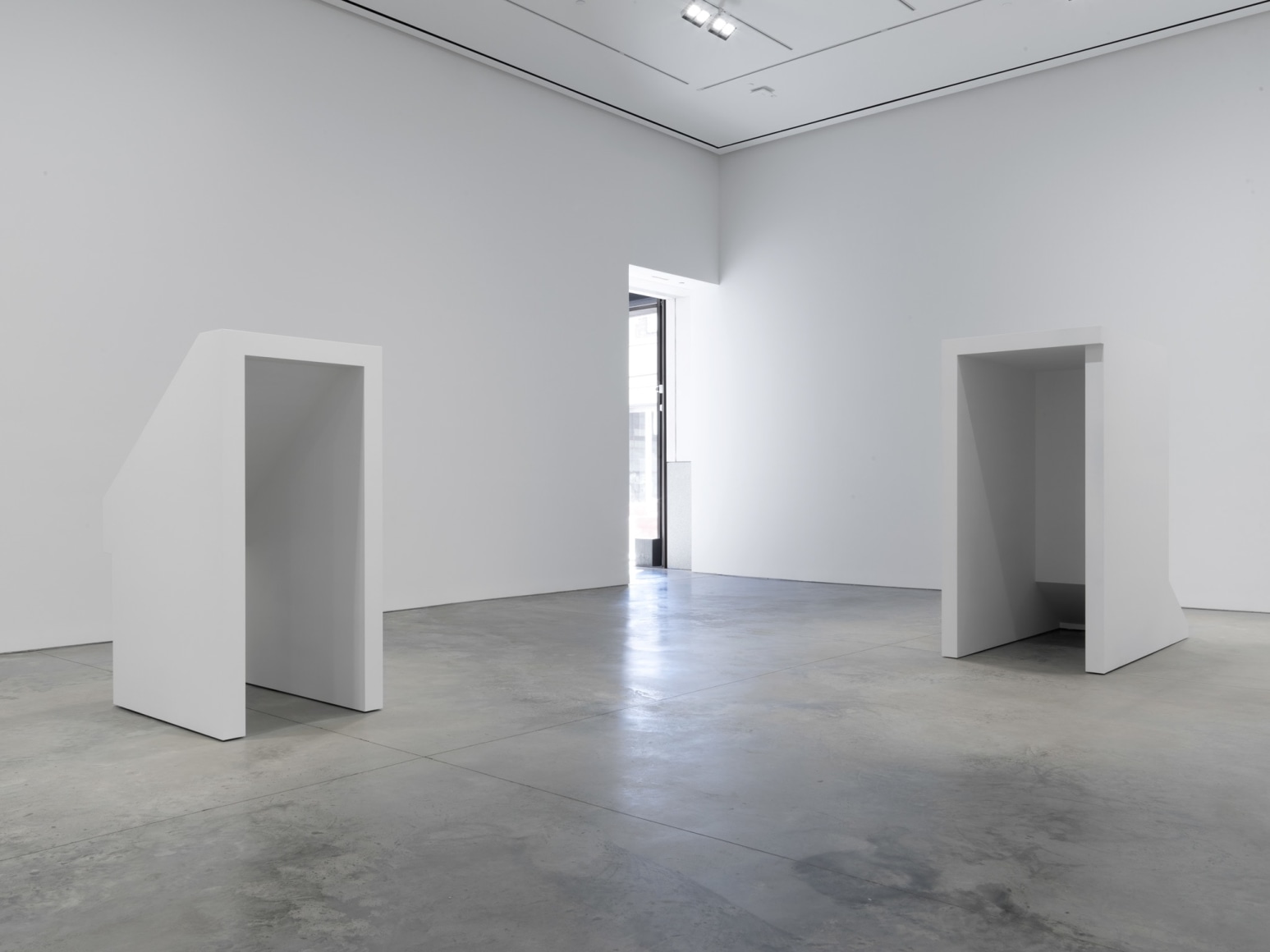 Jacob Kassay, Installation view: H-L, 303 Gallery, 2016