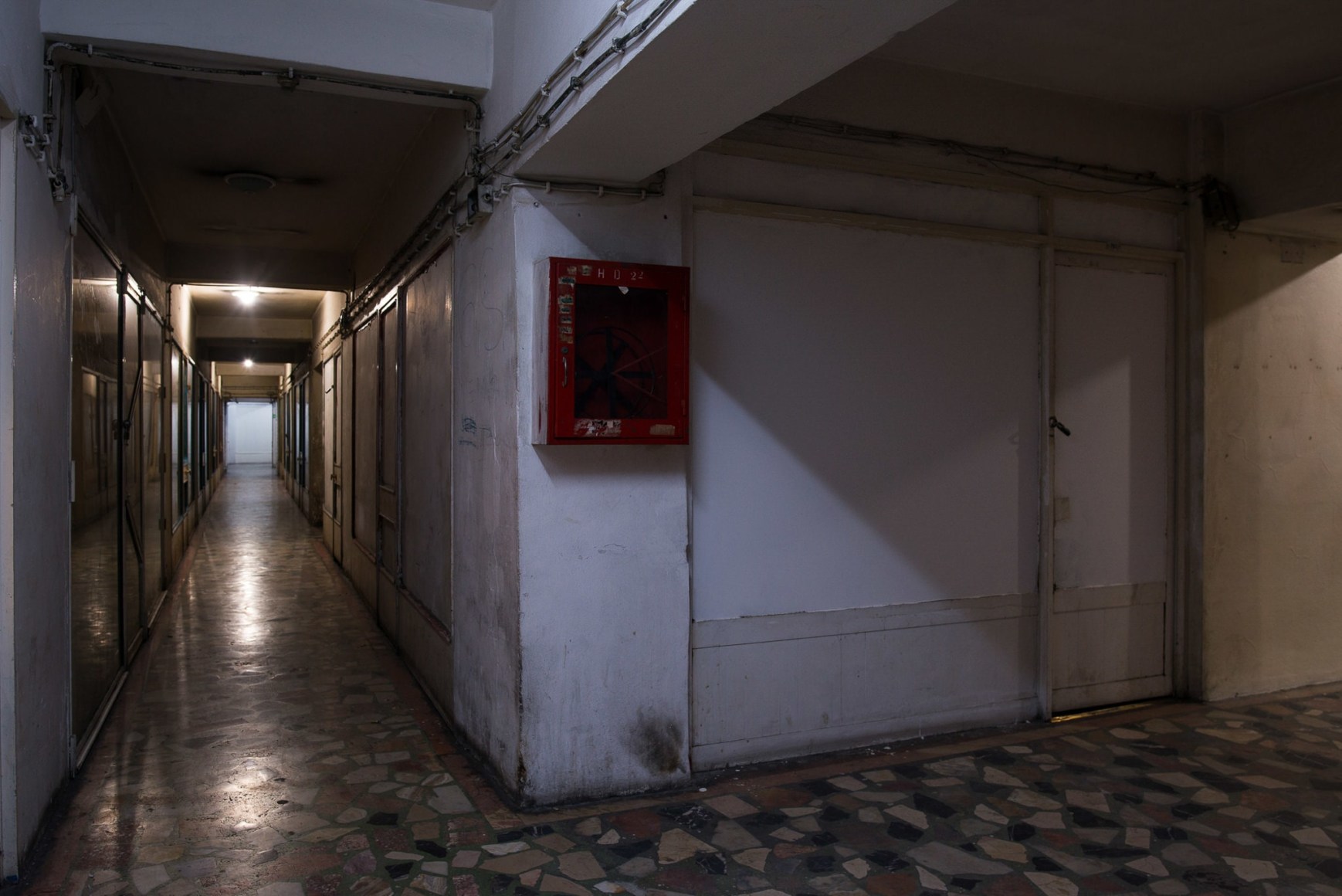 Mike Nelson, PROJEKTÖR (Gürün Han), 2019, commissioned and presented by Protocinema, Istanbul with support Henry Moore Foundation; Alserkal Arts Foundation; Galleria Franco Noero.