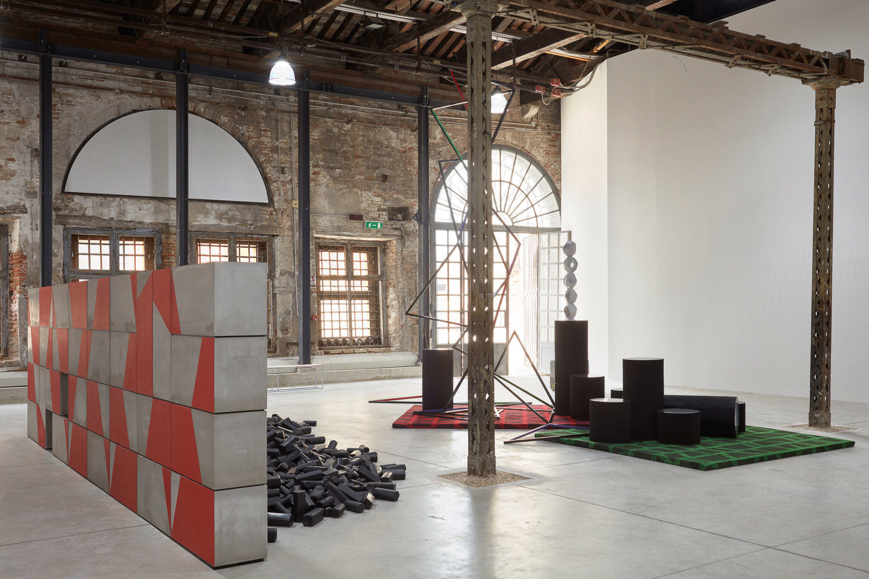 Installation view, Eva Rothschild: The Shrinking Universe, Pavilion of Ireland, La Biennale di Venezia 58th International Art Exhibition, 2019. Photo: Robert Glowacki. , © Eva Rothschild, courtesy 303 Gallery, New York, kaufmann reppeto, Milan, The Modern Institute, Glasgow, Galerie Eva Presenhuber, Zurich and Stuart Shave/Modern Art, London.