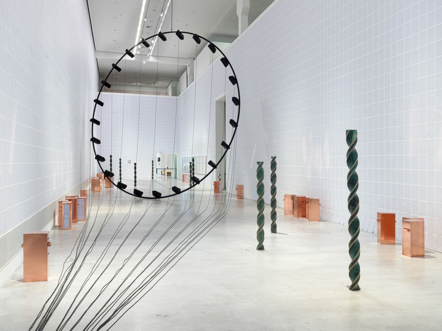 Ausstellungsansicht, Alicja Kwade. In Abwesenheit (In Absence), Foto: © Roman März