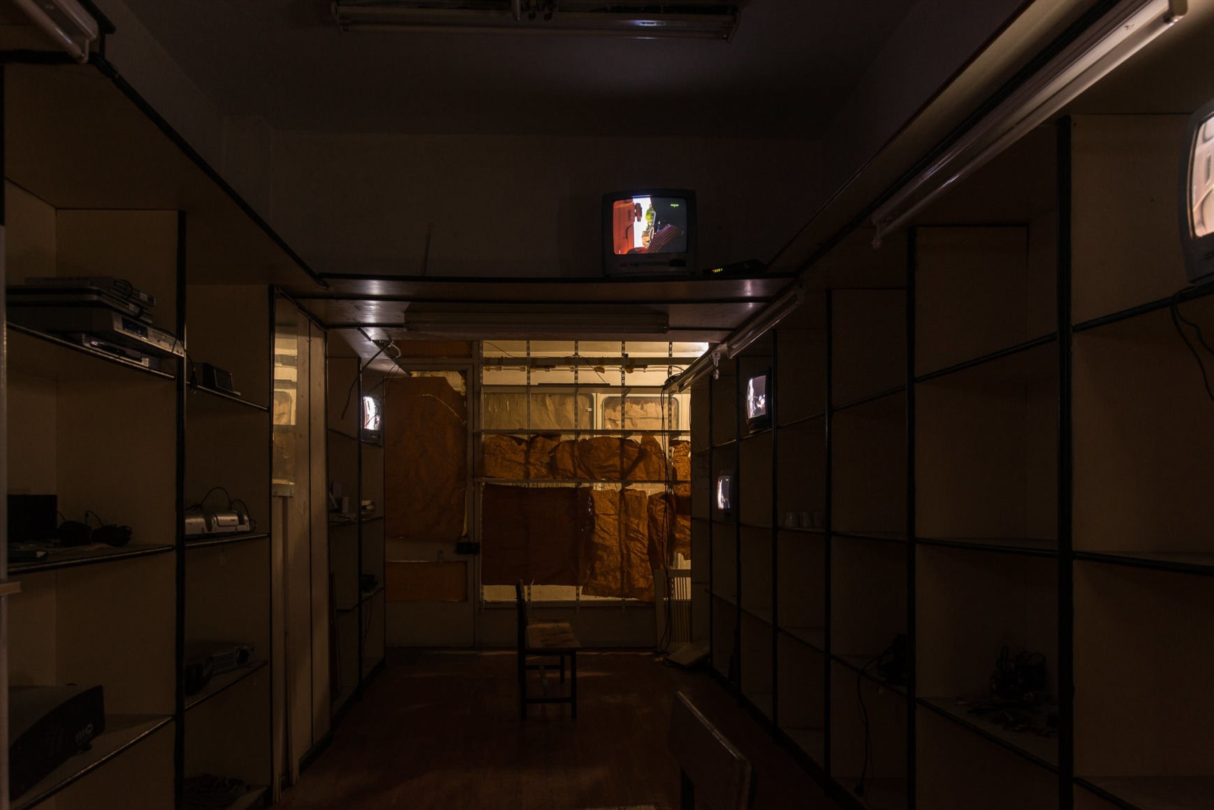 Mike Nelson, PROJEKTÖR (Gürün Han), 2019, commissioned and presented by Protocinema, Istanbul with support Henry Moore Foundation; Alserkal Arts Foundation; Galleria Franco Noero.