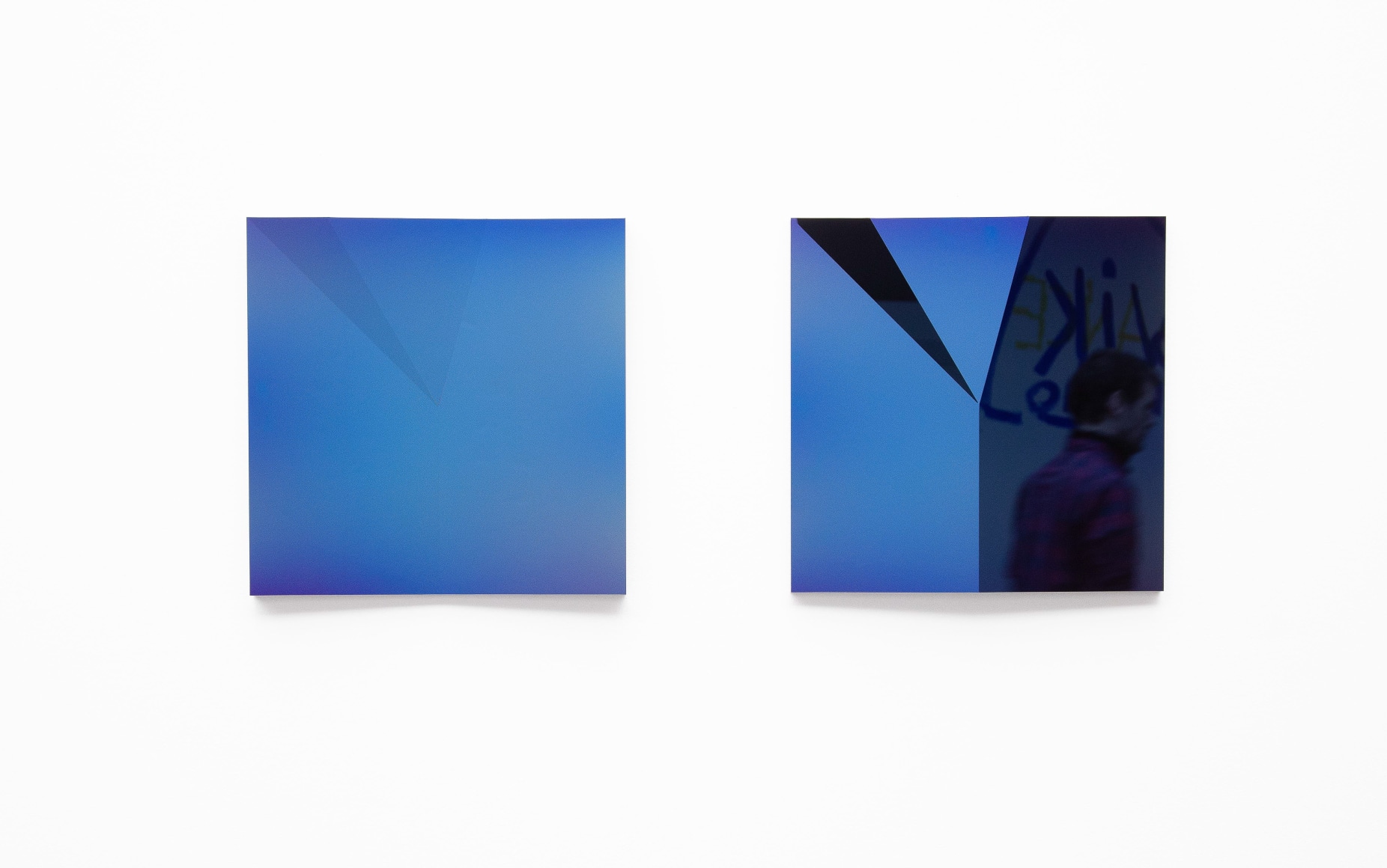Jeppe Hein, FOLDED REFLECTIONS II (dark blue)