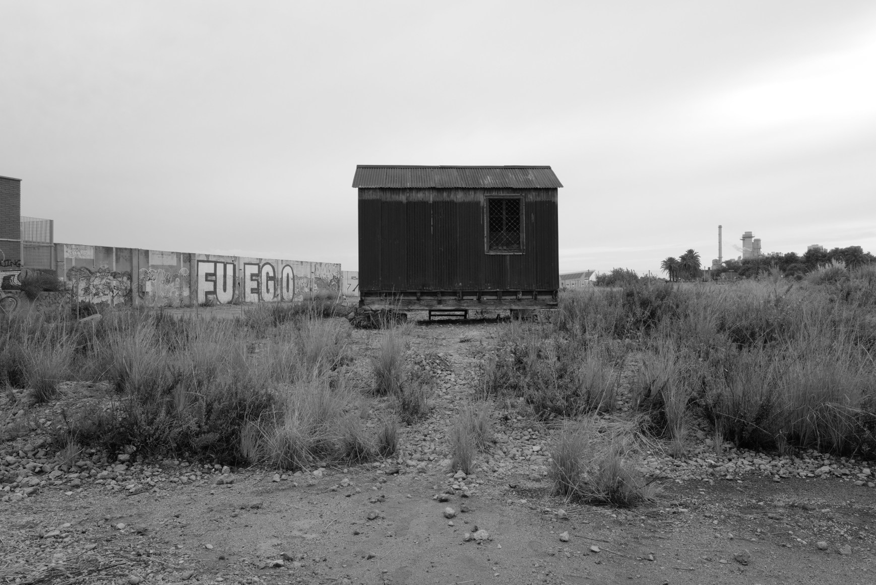 Mike Nelson, Un Intruso (uninvited, into chaos)
