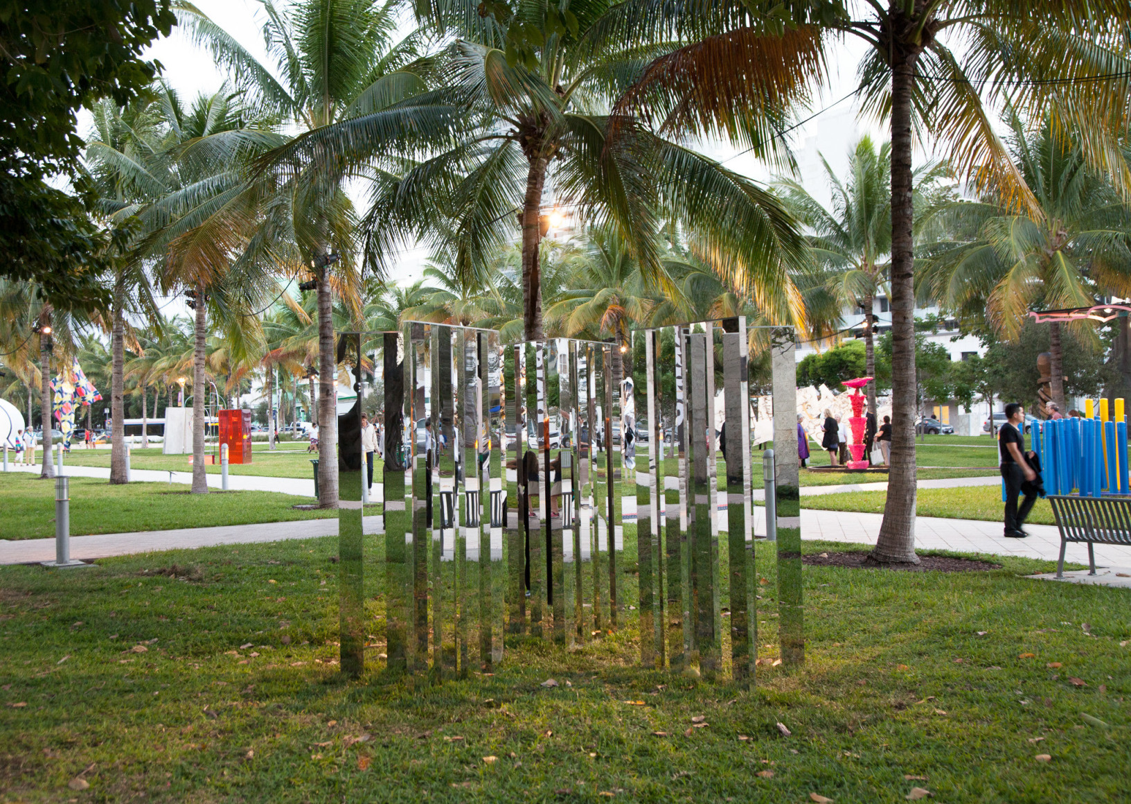 Jeppe Hein, Mirror Angle Fragments (3x60&deg;), 2014